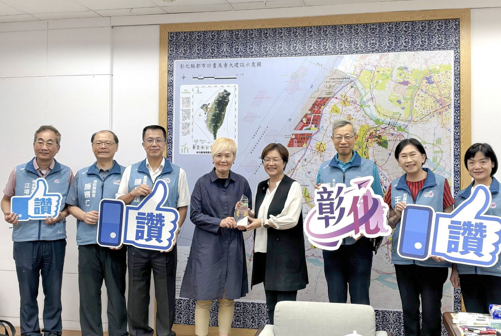 縣長、康健雜誌董事長及處長們合影