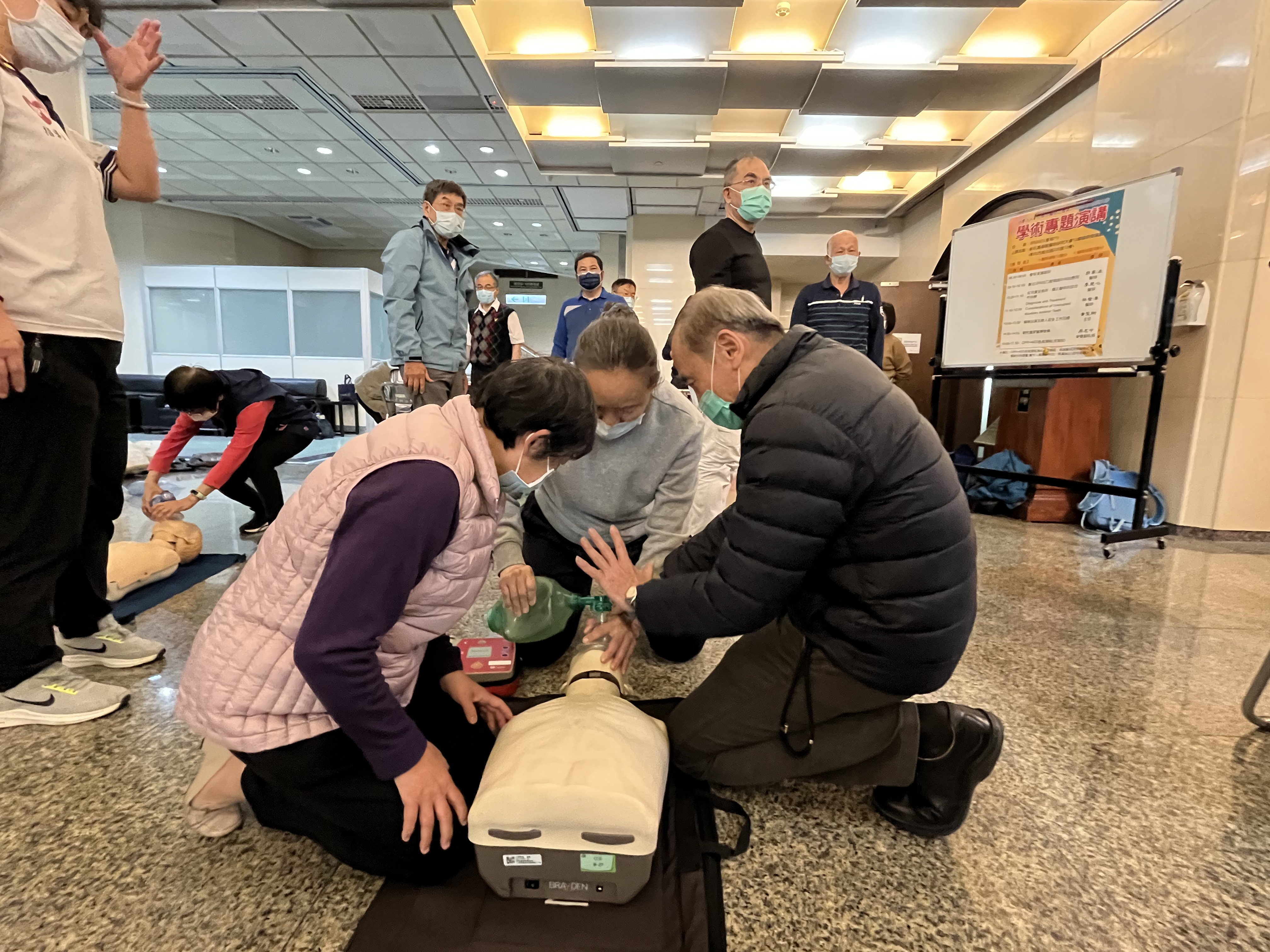 周志中榮譽副院長指導學員操作CPR
