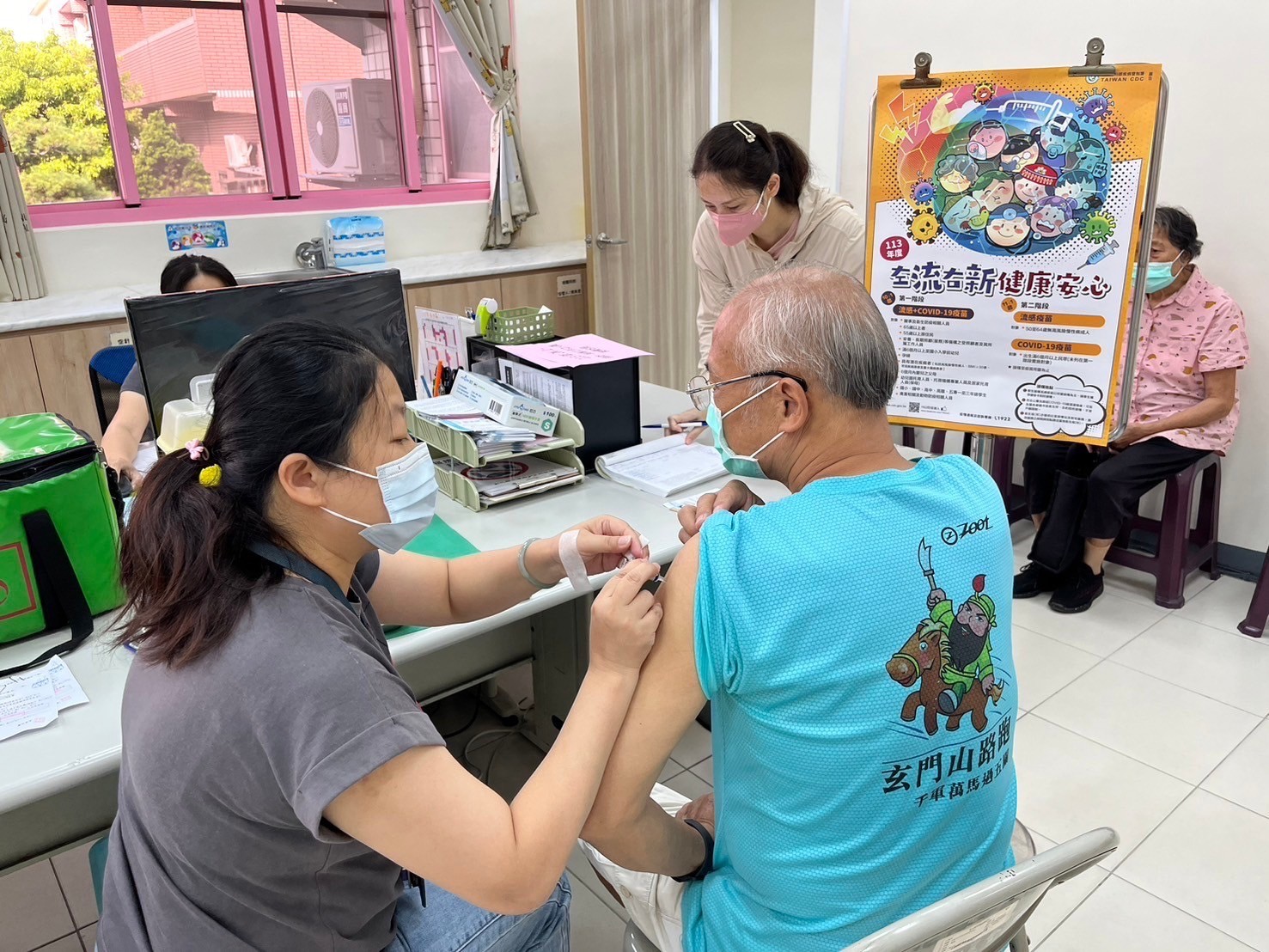 115年10月1日流感及COVID-19(XFG)疫苗開打 接種疫苗再享健康幣,衛生局籲民眾及早接種「左流右新,護肺顧心」-圖片3