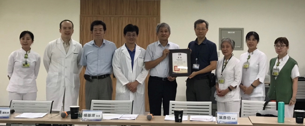 107年彰化縣初期慢性腎臟病照護成效再傳佳績，獲獎醫療院所計56家占全國獲獎家數11.1%，居全國第3名；獲獎醫師計188位，占全國獲獎醫師11.5%，亦居全國第3名。彰化縣獲獎醫院層級有彰化基督教醫院、秀傳紀念醫院、彰濱秀傳紀念醫院、彰化醫院、鹿港基督教醫院、員林基督教醫院、二林基督教醫院彰化醫院、員生醫院、員榮醫院、道周醫院、漢銘醫院等11家；診所層級有十仁診所、慶鴻診所、吳肇基診所、庚新診所、曾榮昌診所、葉宣哲診所、穎宣診所、豐安診所、謝立偉診所、簡瑜宏診所、黃建成診所、陳嘉烈診所、和興聯合診所、南恩內科診所、許權傑診所、三福診所、佑美診所、合濟診所、黃崇凱診所、德亮診所、喻小珠家庭醫學科診所、茂榮家庭醫學科診所、景新診所、德安內兒科診所、聖欣診所、聖光診所等26家；衛生所有彰化市南西北區、彰化市東區、和美鎮、北斗鎮、田中鎮、福興鄉、線西鄉、伸港鄉、秀水鄉、芬園鄉、大村鄉、埔心鄉、永靖鄉、田尾鄉、埤頭鄉、大城鄉、芳苑鄉、竹塘鄉及溪州鄉等19家。