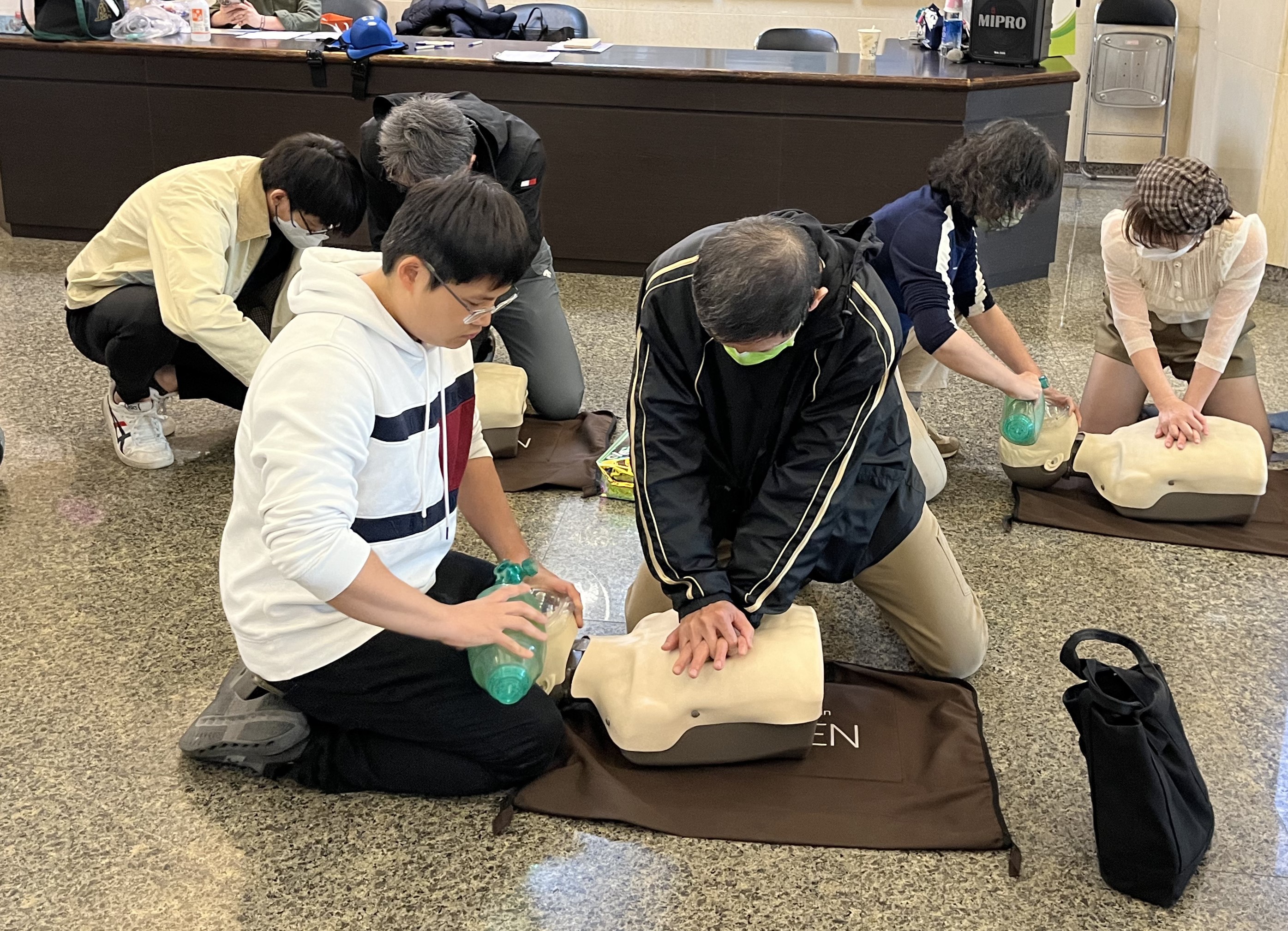 學員操作CPR，利用甦醒球給予氧氣