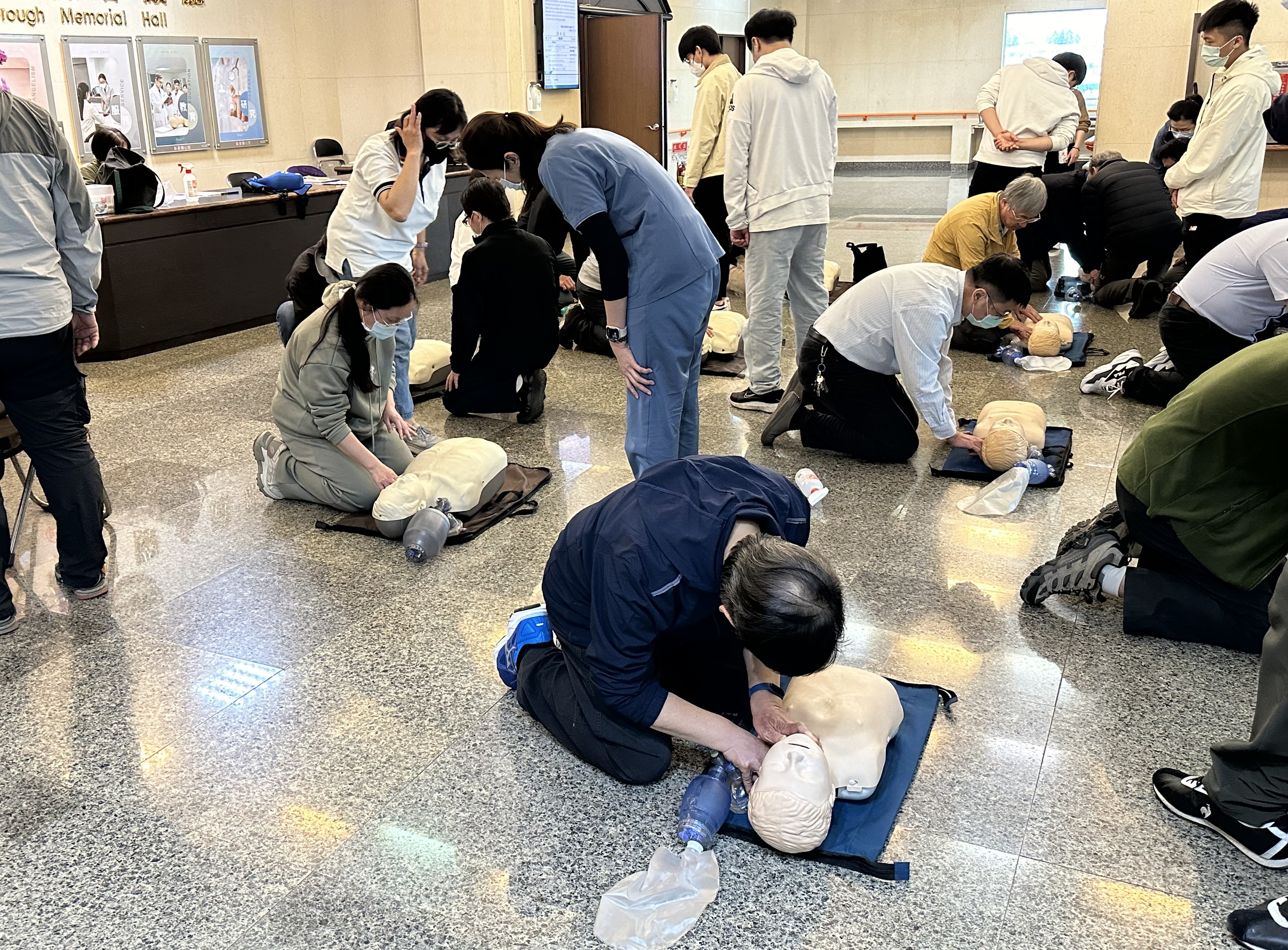 學員操作CPR，觀察患者有無脈搏