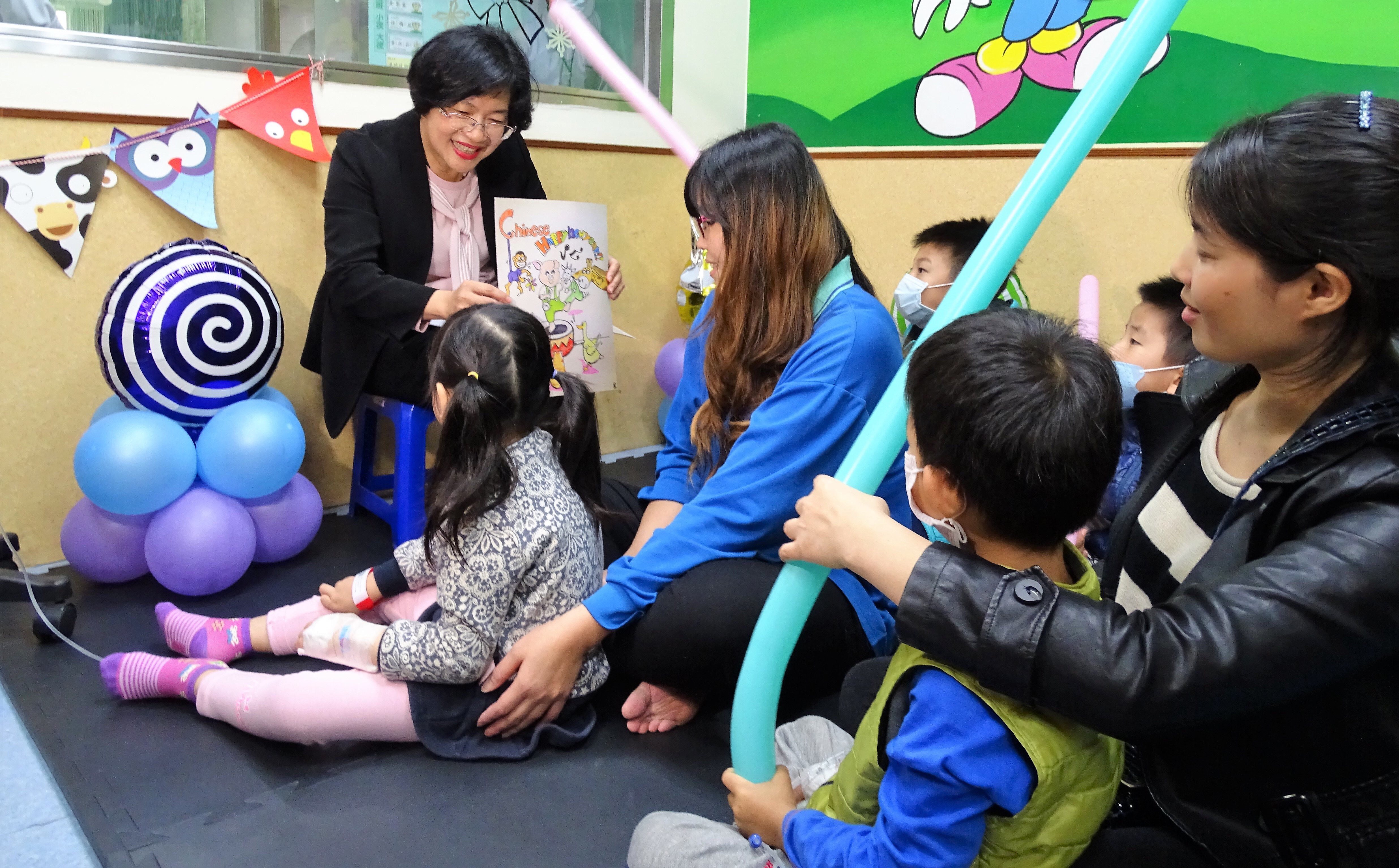 Before the Chinese New Year,The county mayor told three little pig story, sang little stars