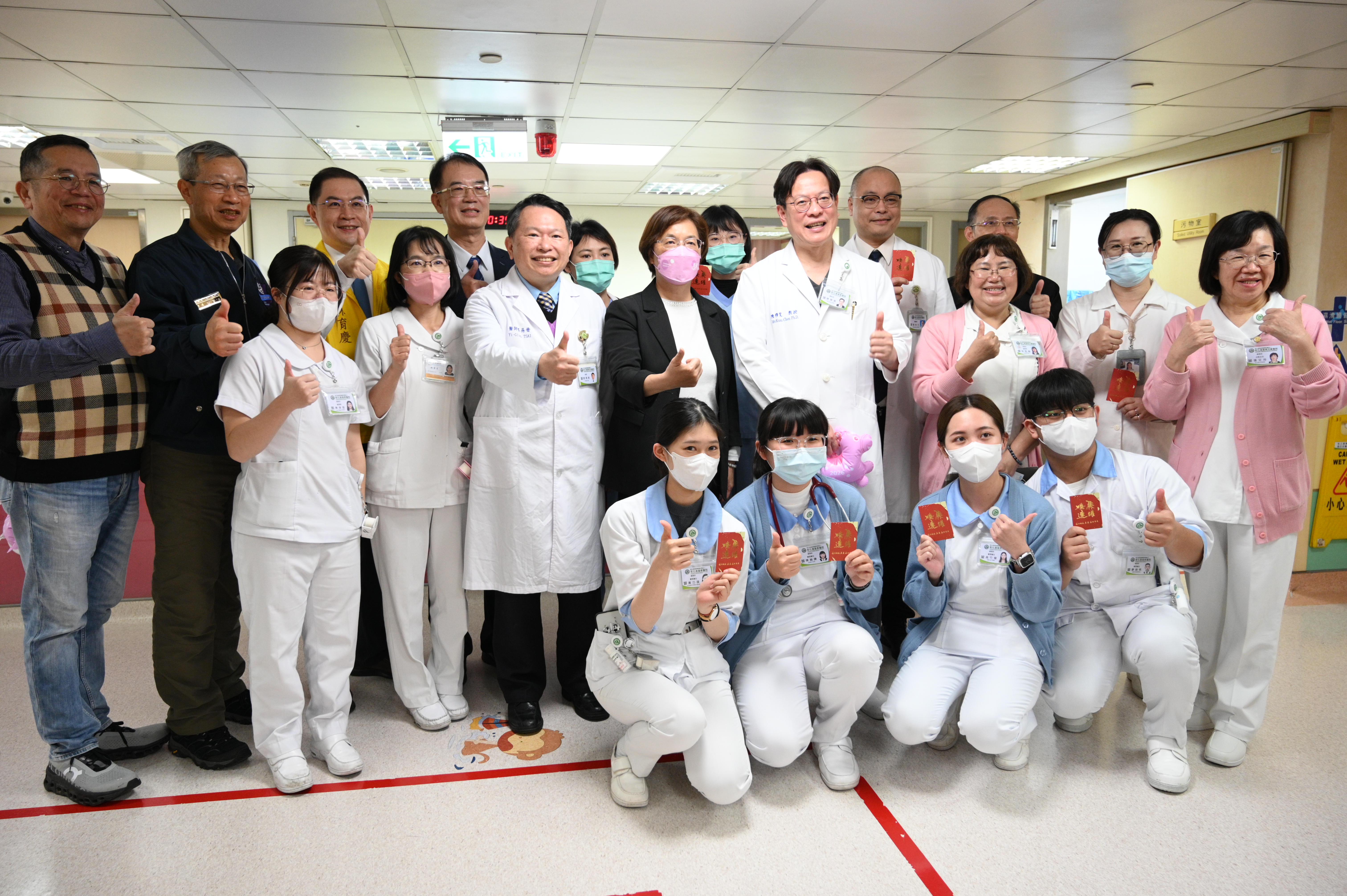 暖心迎新年 縣長關懷住院病童 歡樂跳跳馬提燈陪伴過新年-圖片1