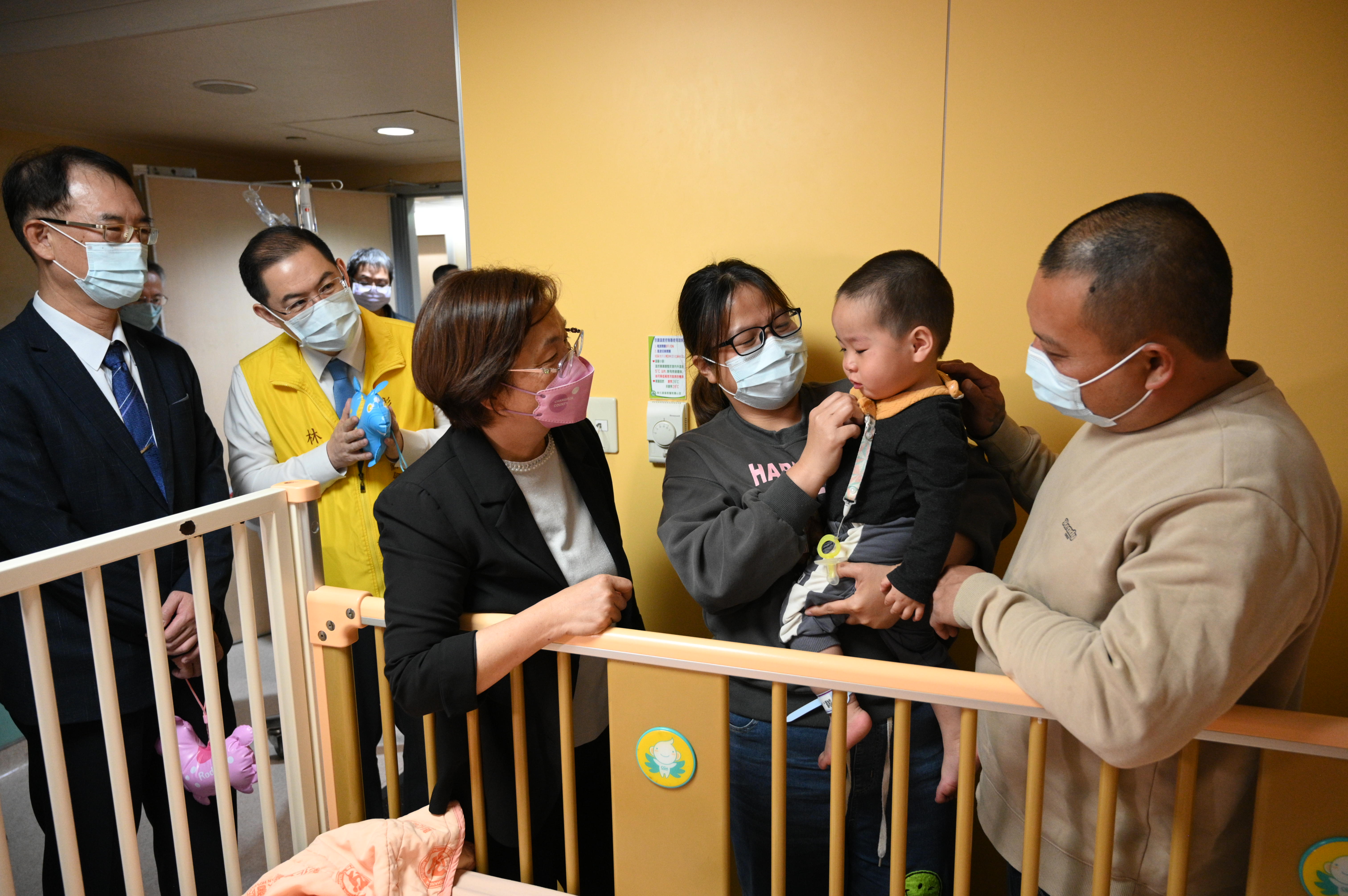 暖心迎新年 縣長關懷住院病童 歡樂跳跳馬提燈陪伴過新年-圖片2