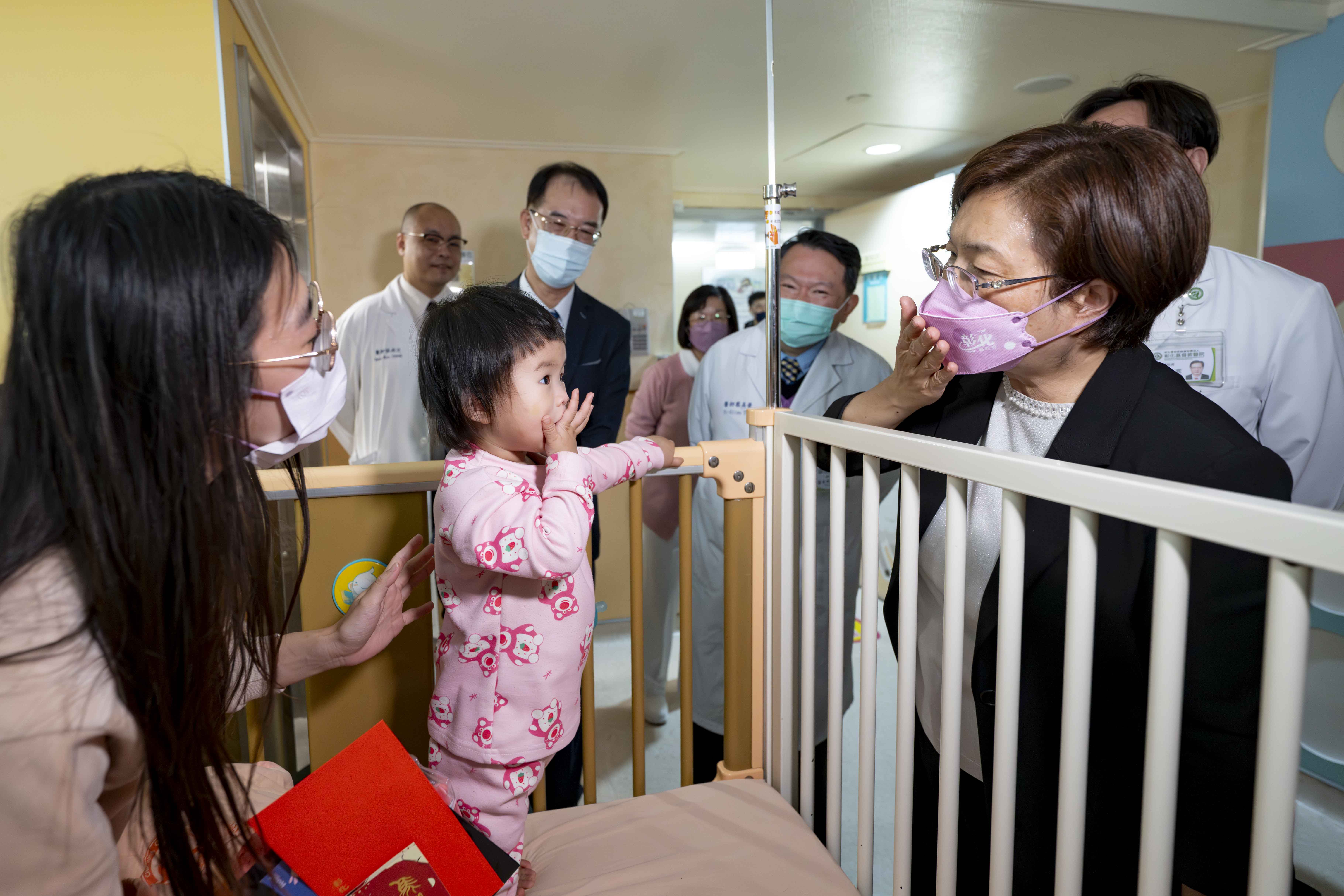 暖心迎新年 縣長關懷住院病童 歡樂跳跳馬提燈陪伴過新年-圖片4