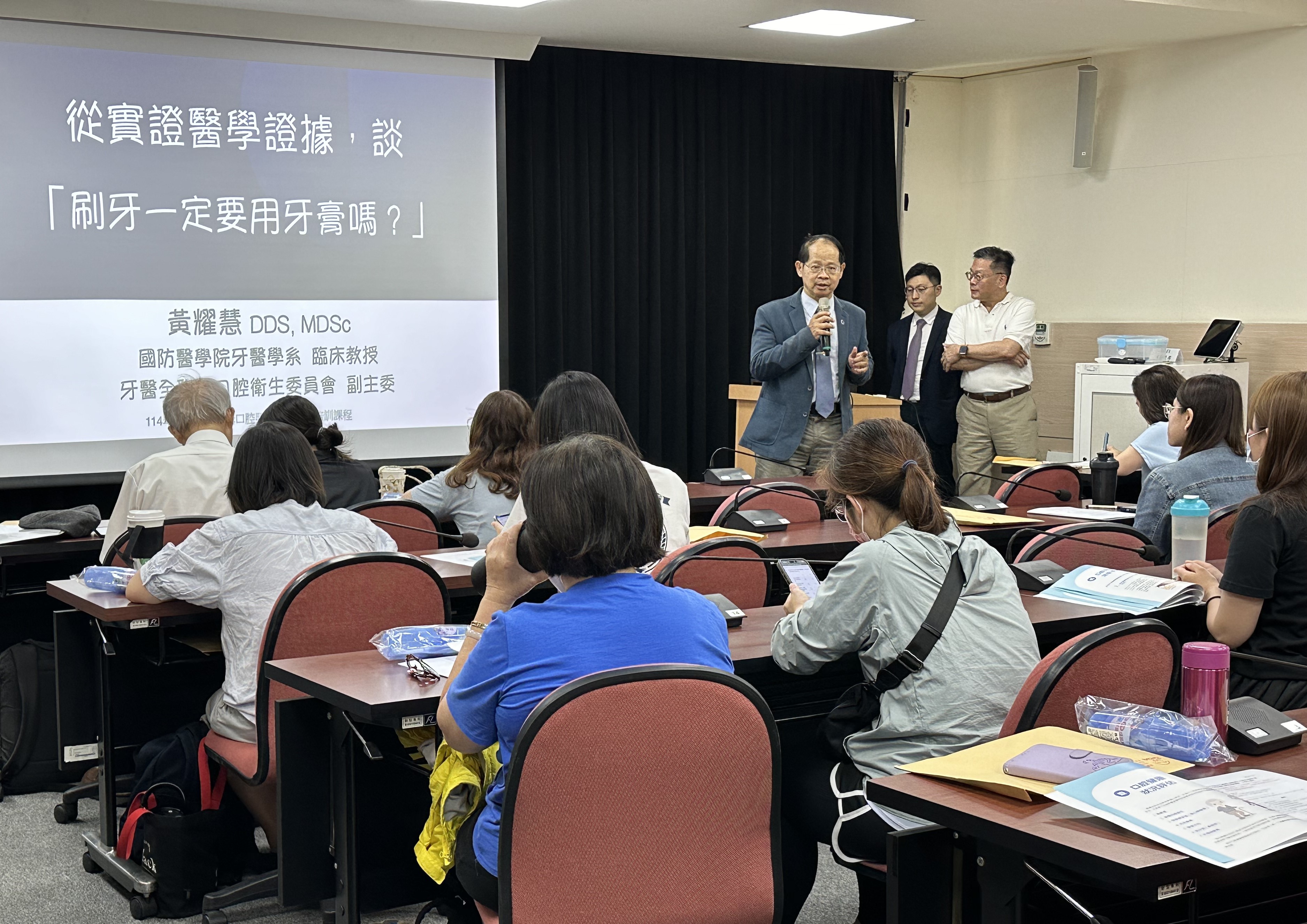 社團法人彰化縣牙醫師公會陳俊雄理事長為課程致詞