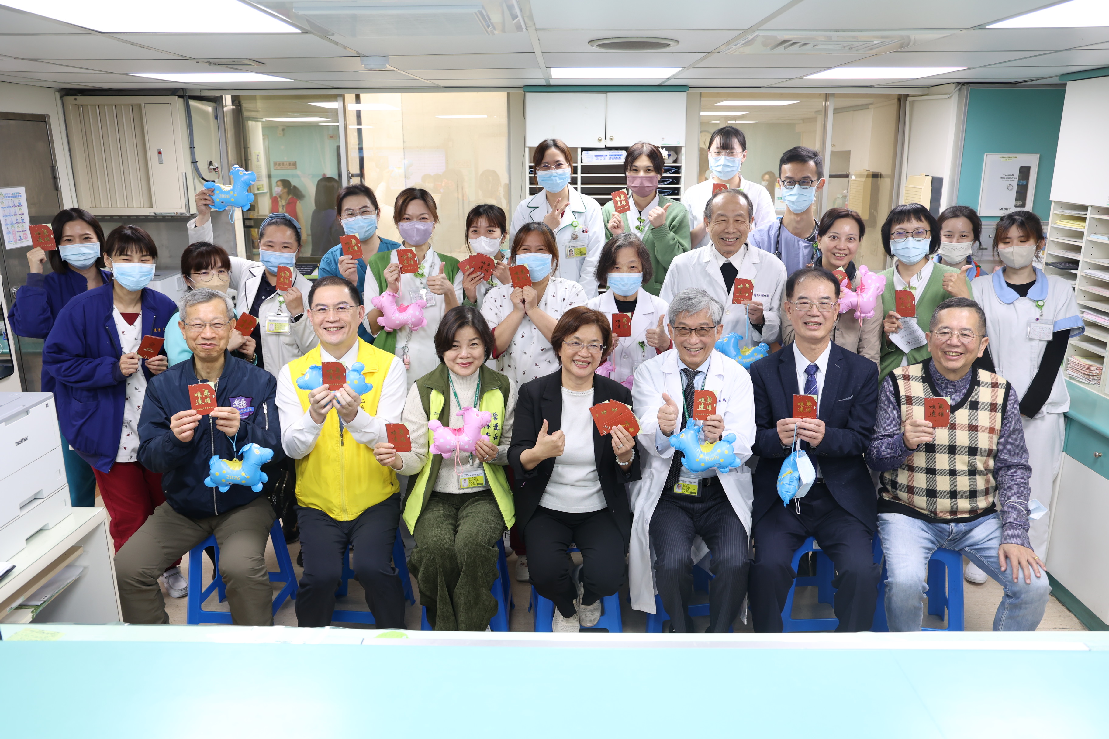 暖心迎新年 縣長關懷住院病童 歡樂跳跳馬提燈陪伴過新年-圖片5