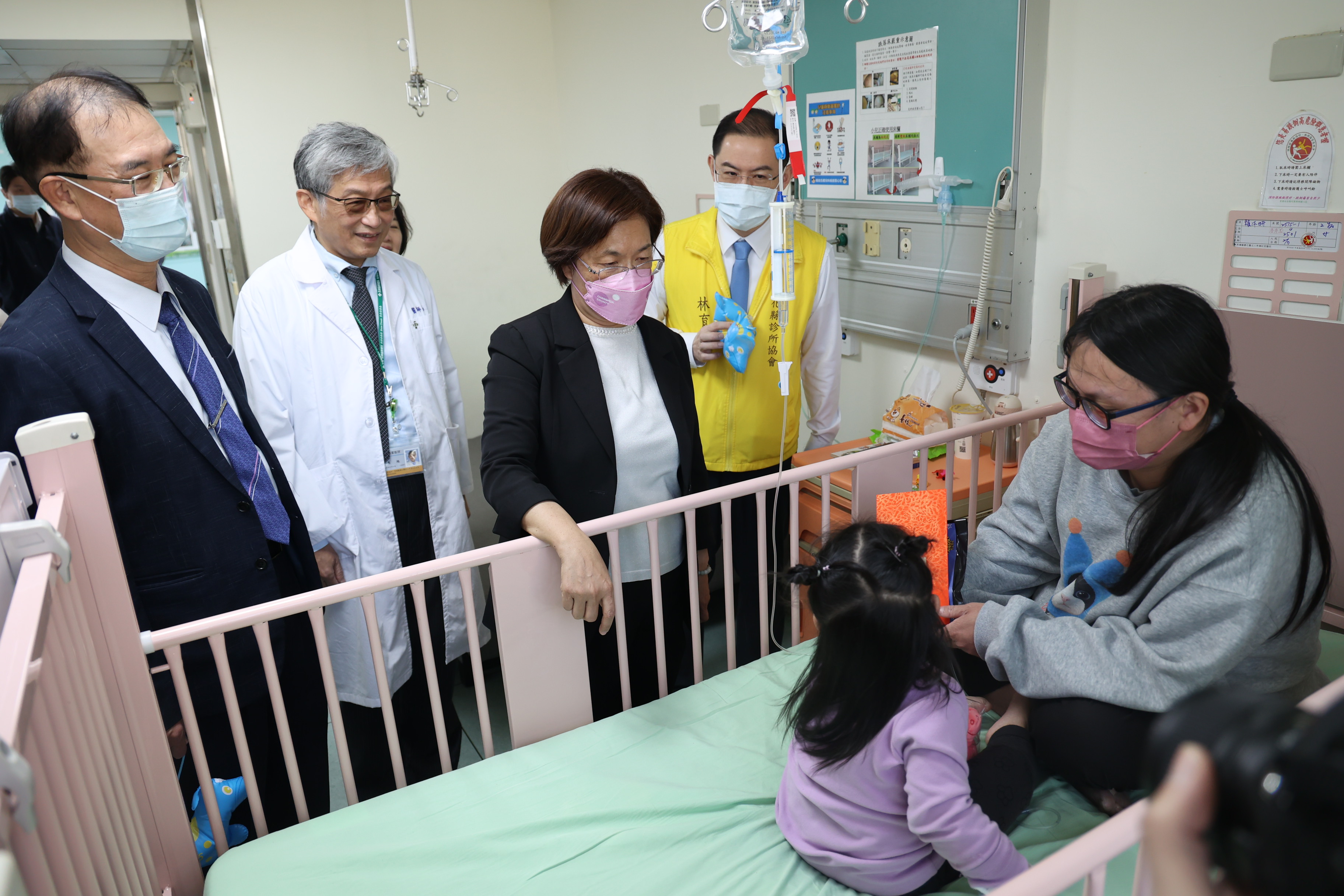 暖心迎新年 縣長關懷住院病童 歡樂跳跳馬提燈陪伴過新年-圖片7