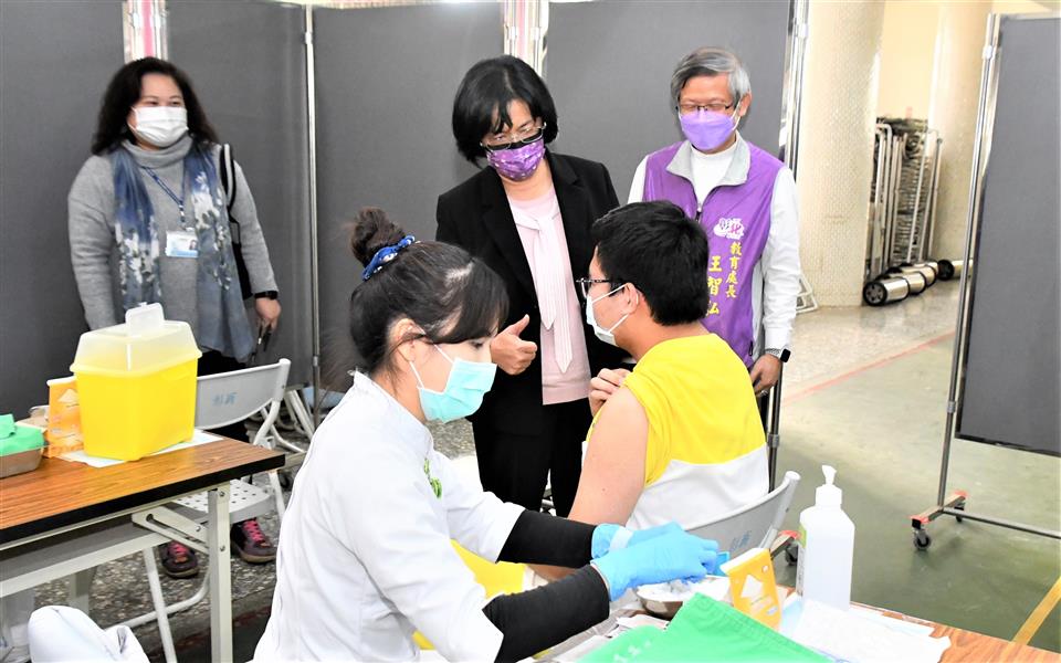 ​縣長關心校園第二劑疫苗施打