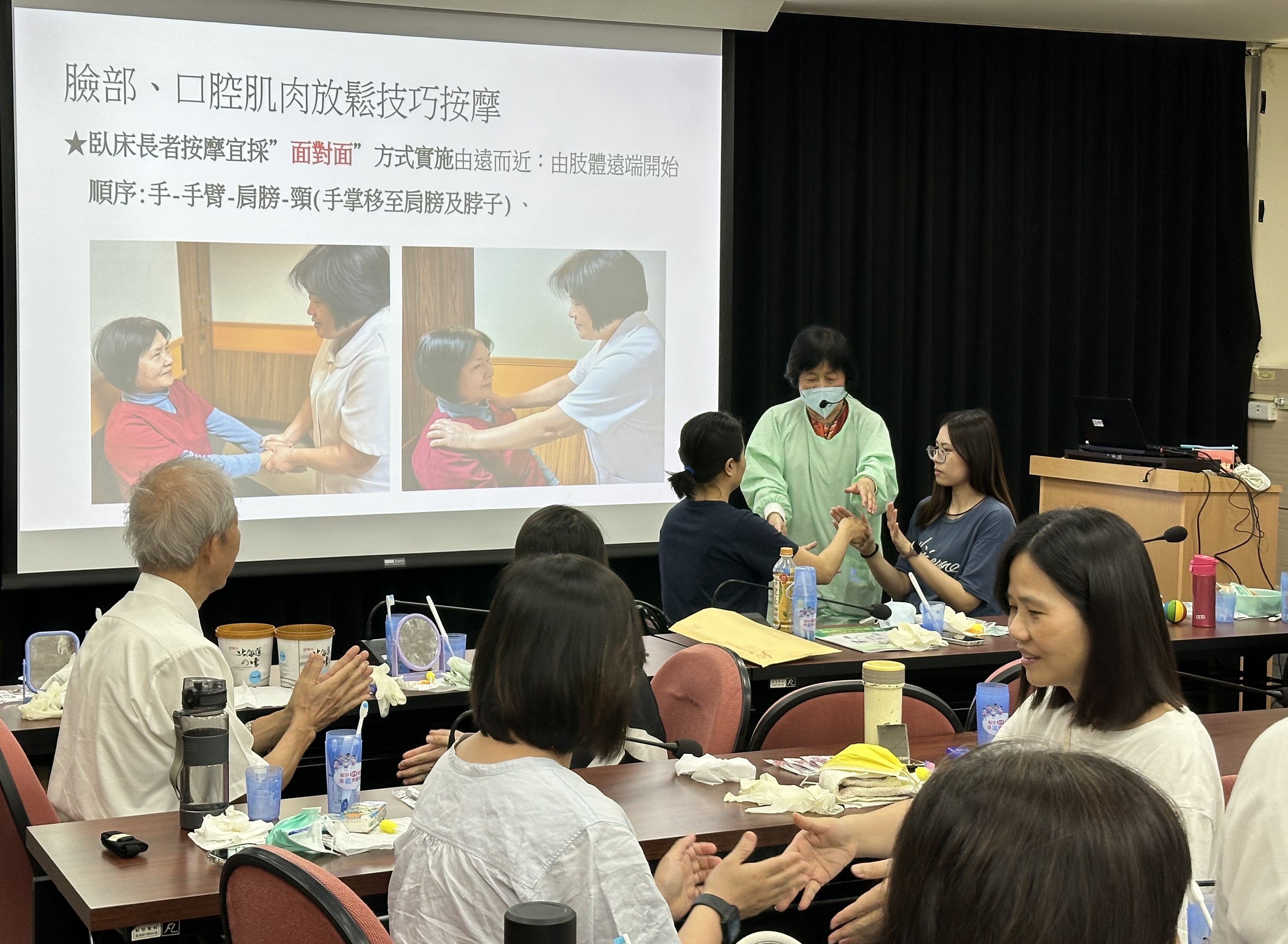 賴敏華護理師示範口腔清潔維護工作與實作演練