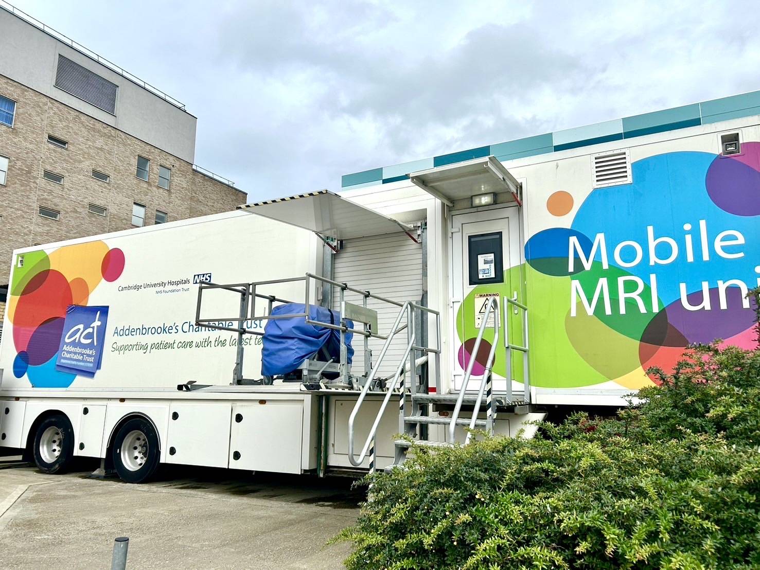 阿登布魯克醫院乳癌篩檢中心設有MRI篩檢巡迴車，深入社區服務