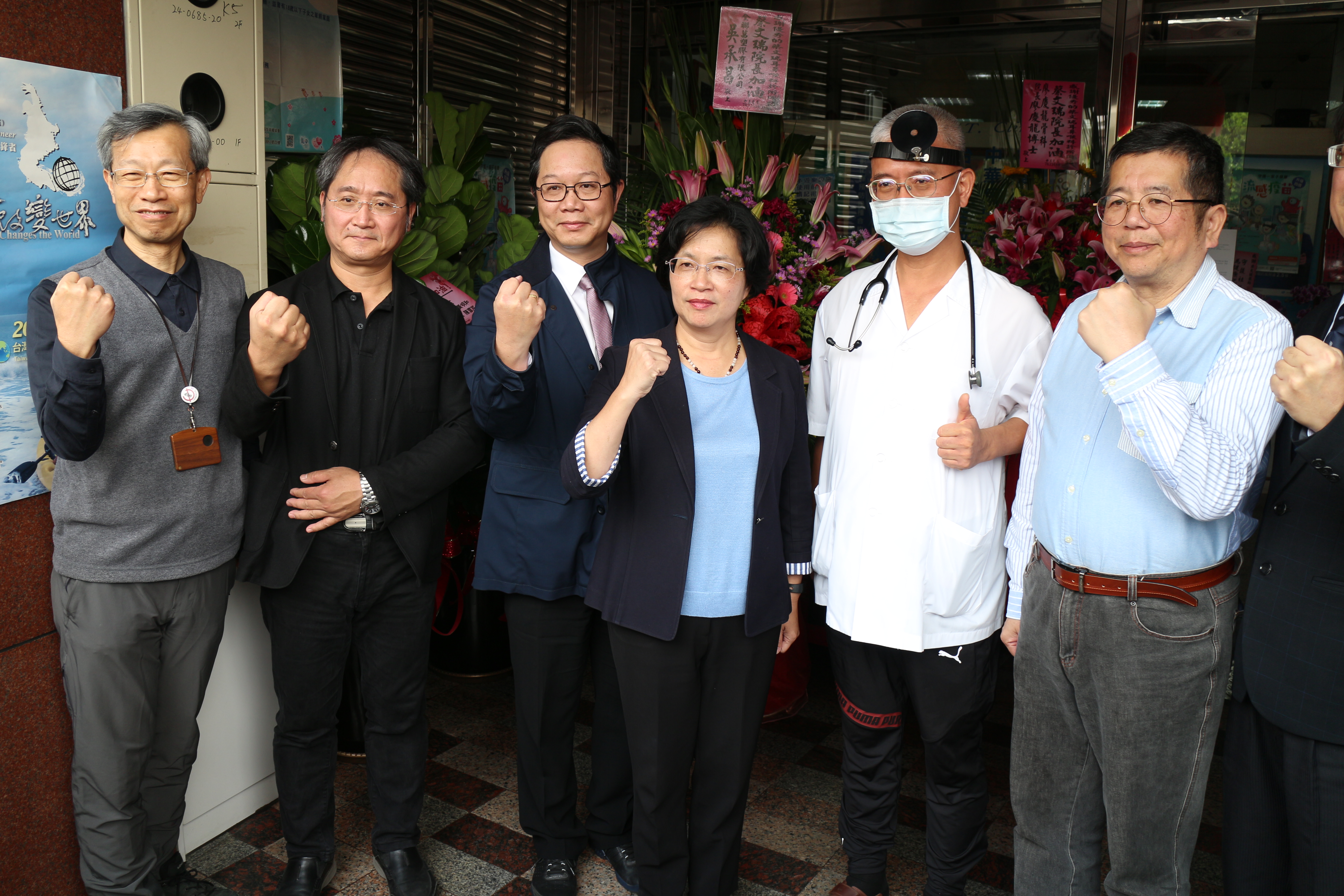 縣長與理事長為醫師加油