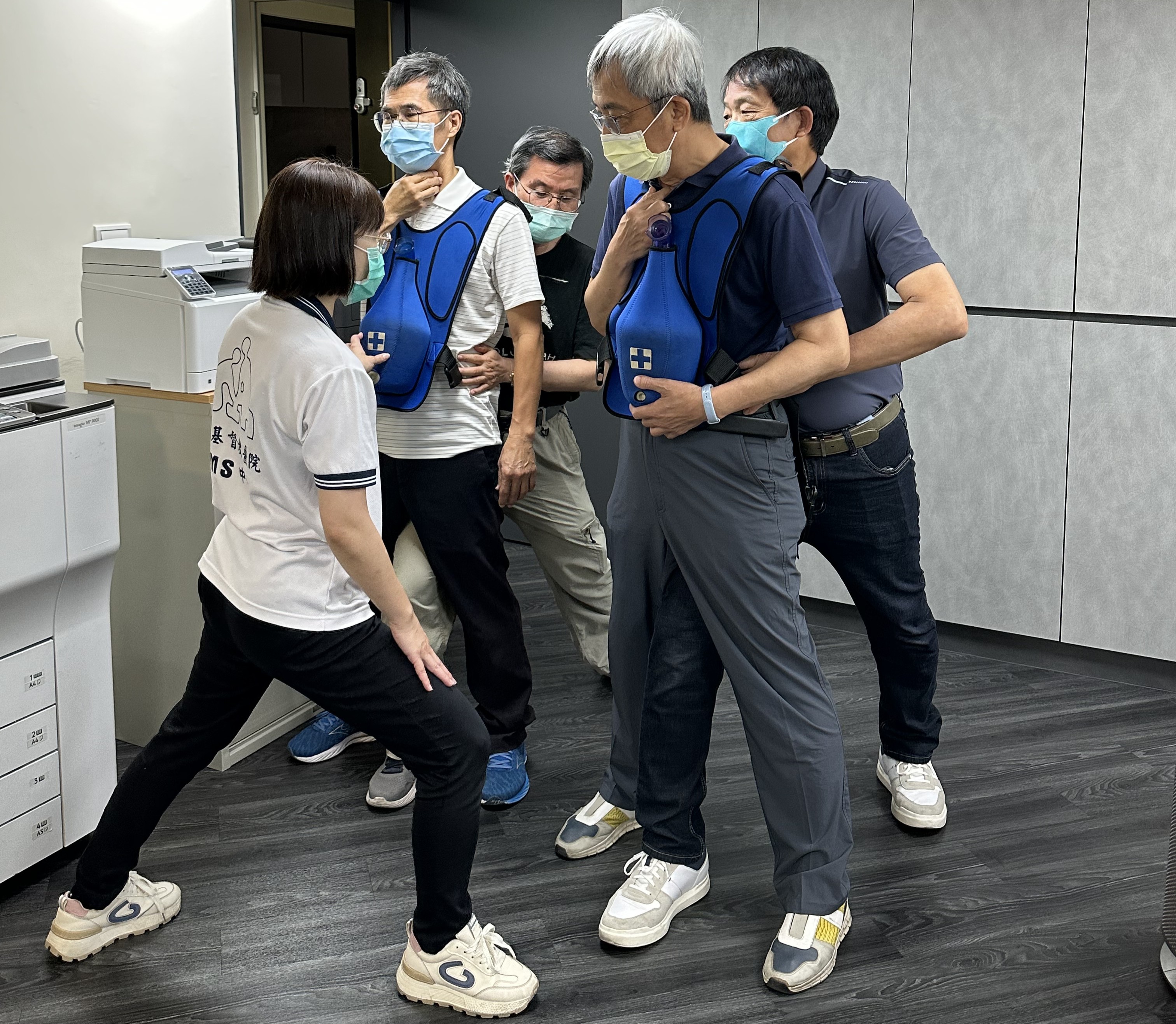 10_姚亭羽助教指導學員操作成人哈姆立克法