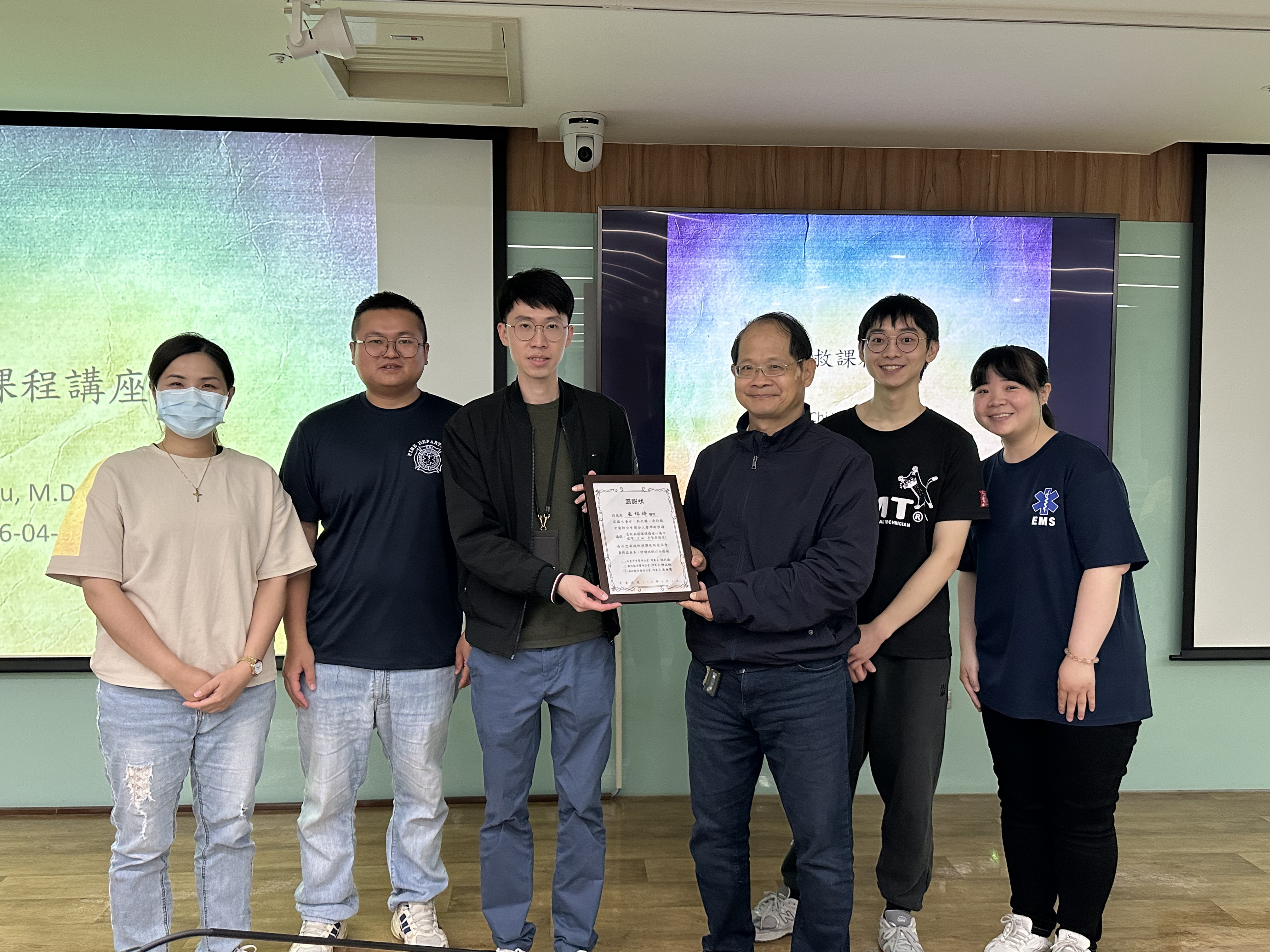 10_陳俊雄理事長頒發感謝狀予秀傳講師團隊