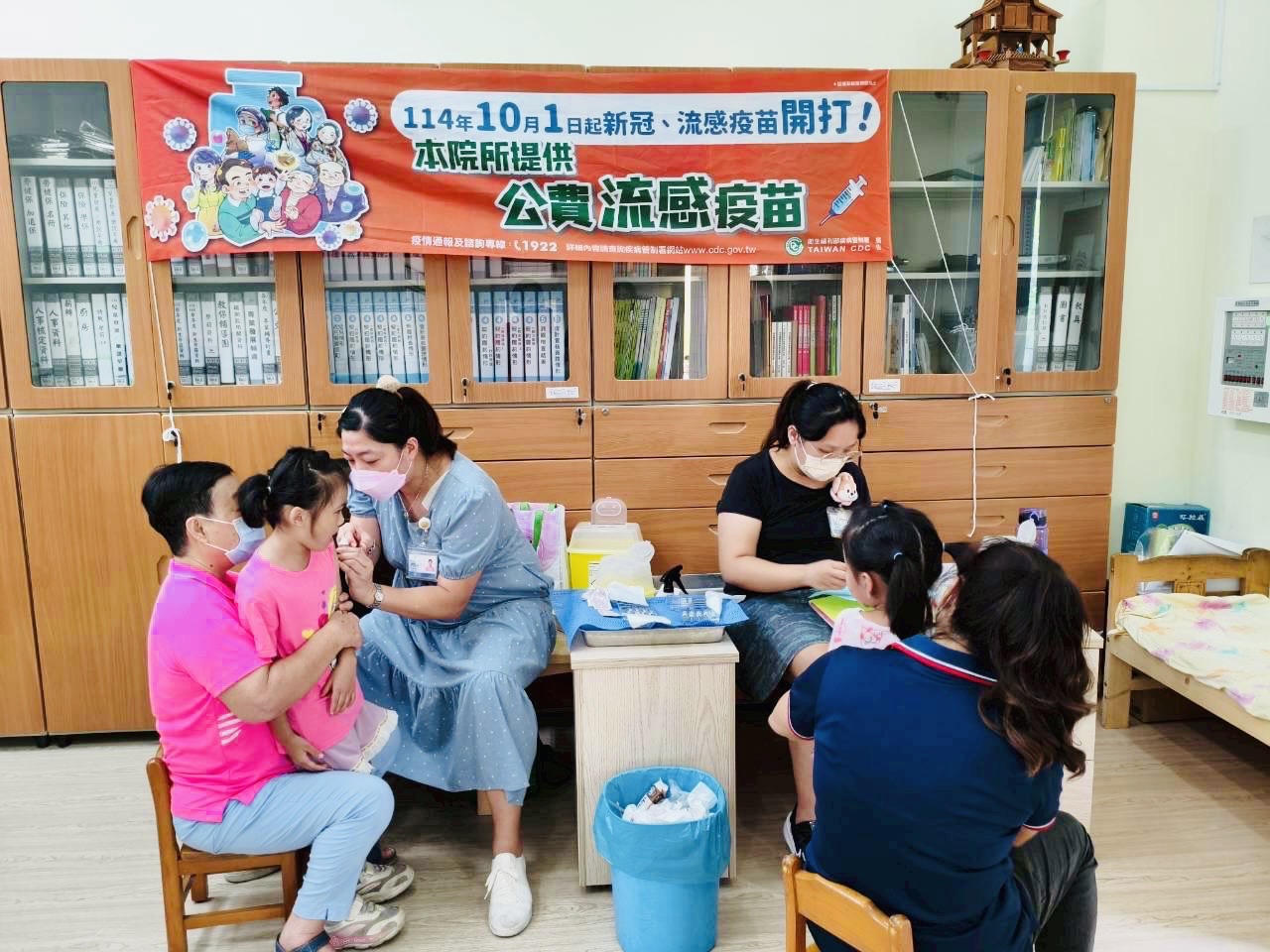打針不哭哭!衛生局出奇招,卡通氣球棒陪寶貝勇敢接種-圖片5