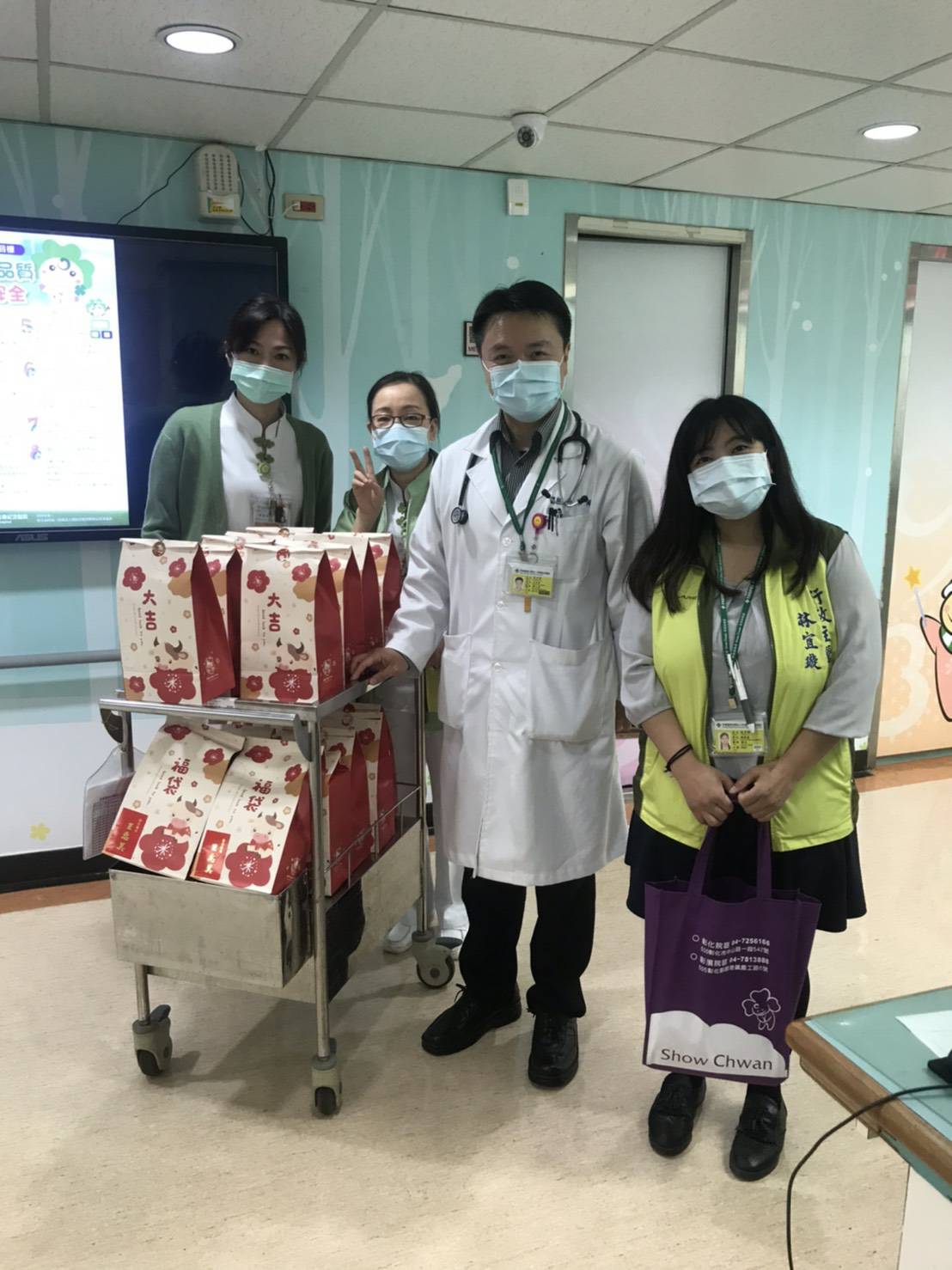 致贈秀傳住院兒童福袋