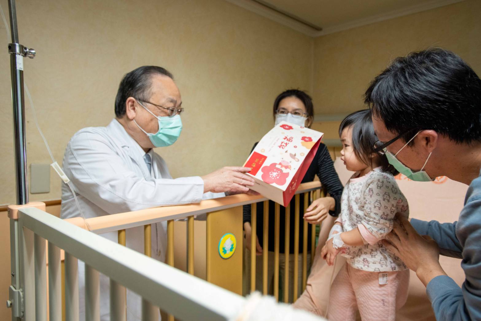 致贈彰基住院兒童福袋