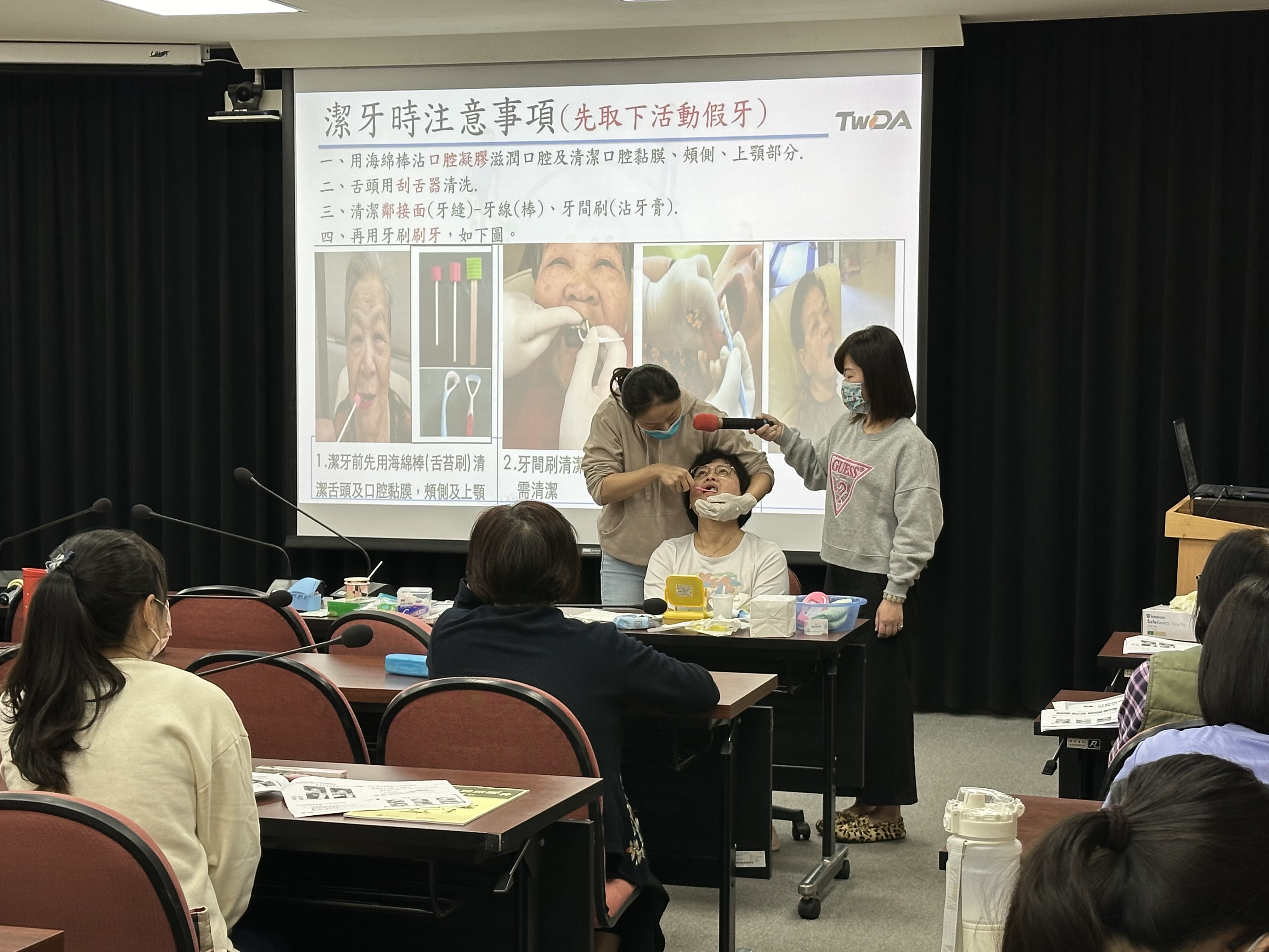 學員口腔照護實作