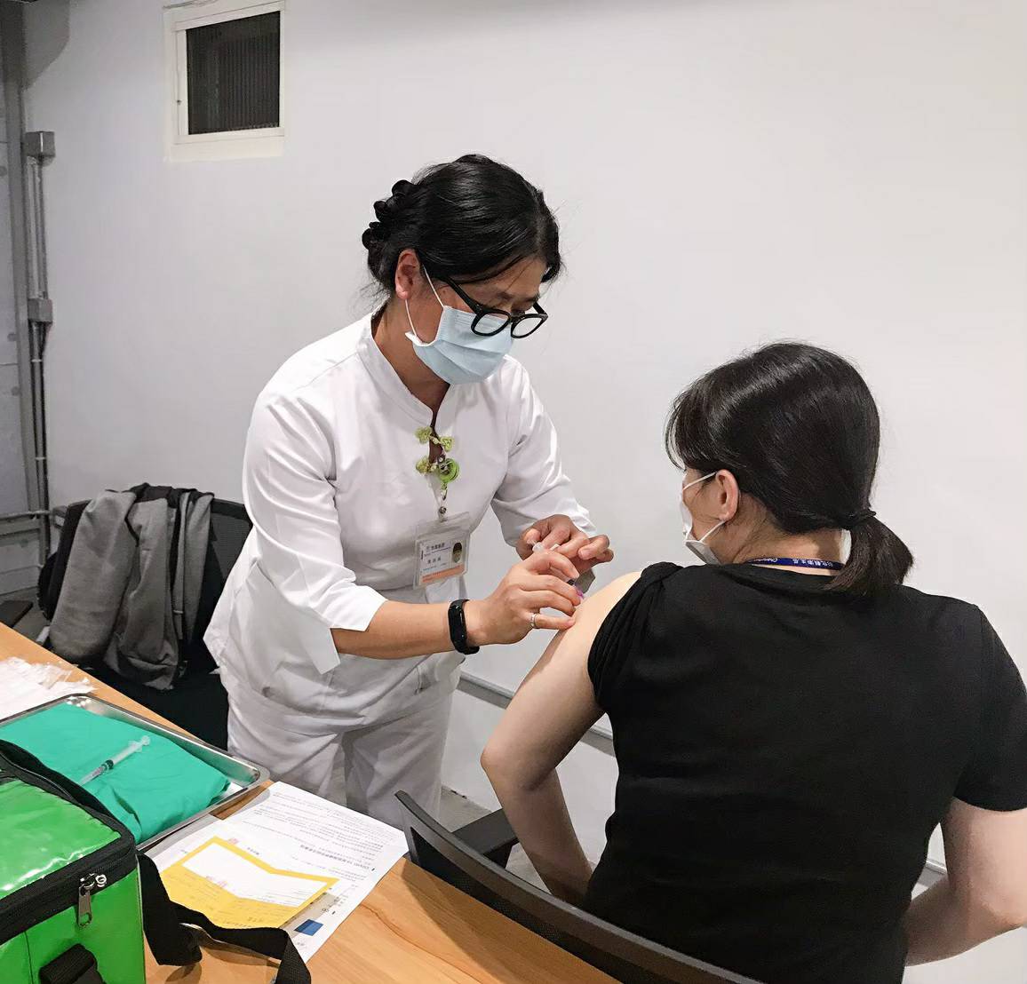 彰化縣衛生局於12月8日下午2時結合全聯、家樂福賣場共同合作,提供前150位接種莫德納民眾100元禮券及精美禮品,歡迎一起來接種!