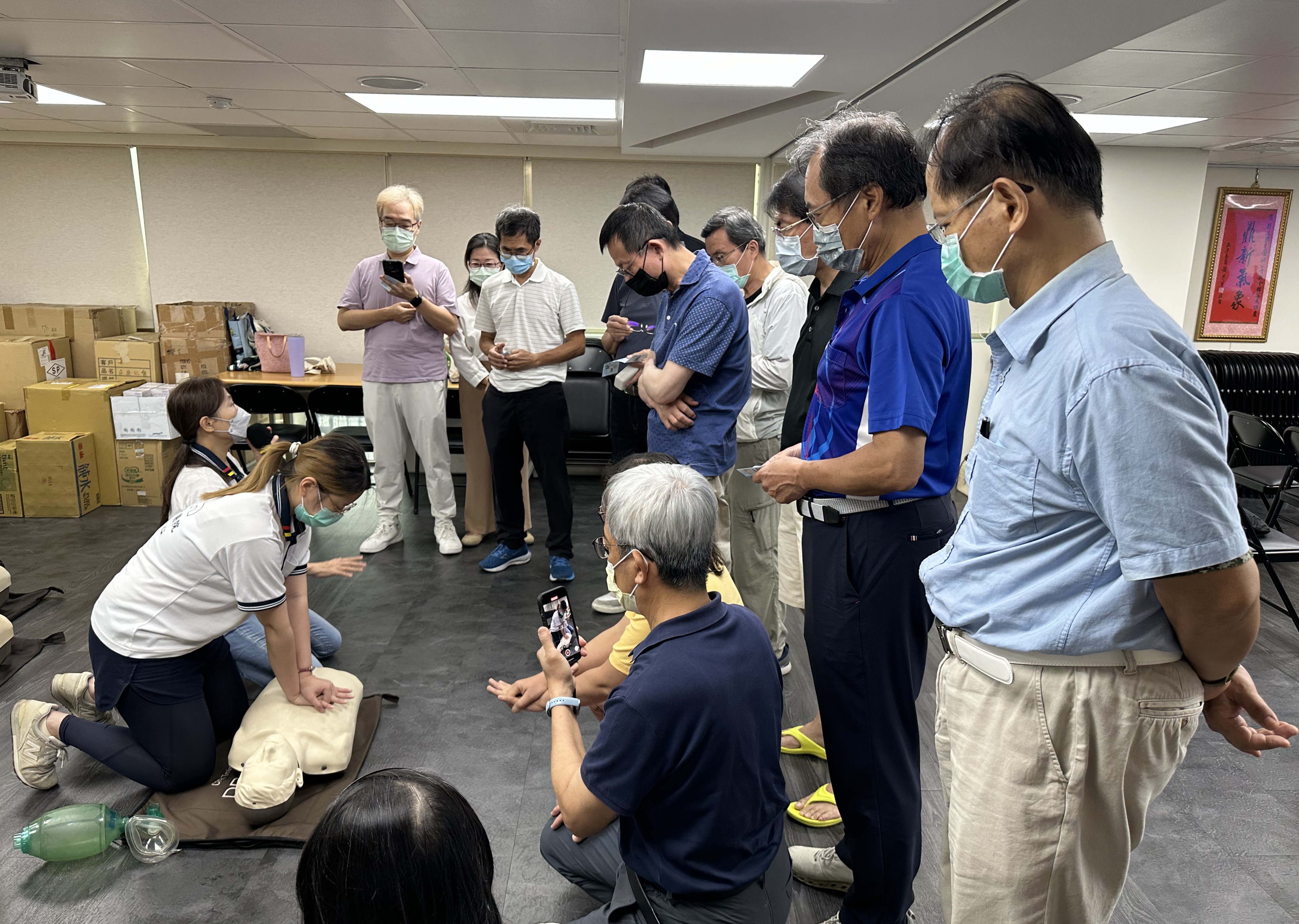 6_蔡慧美副主任及葉力今助教示範CPR壓胸動作