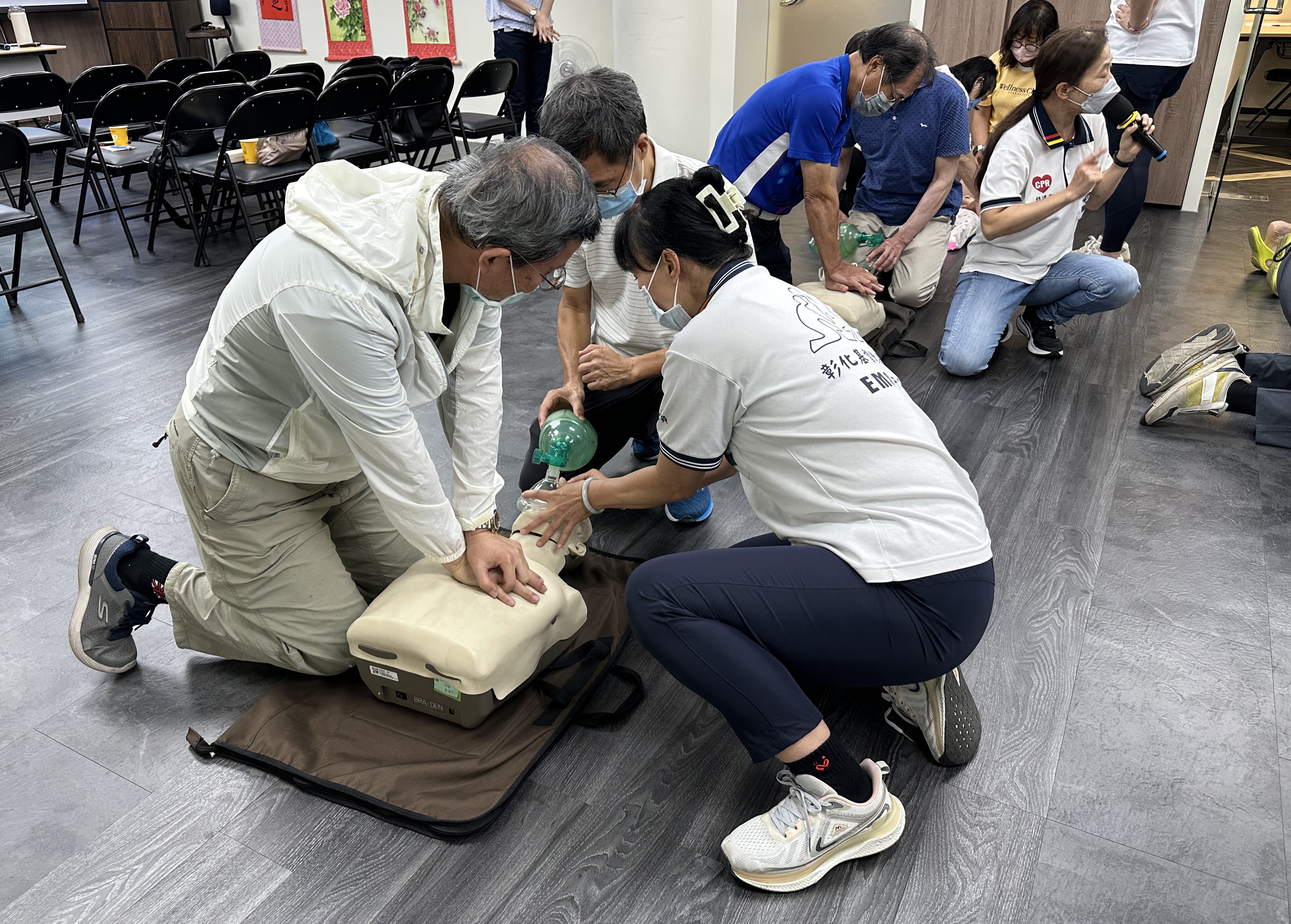 7_戴東玲助教指導學員操作CPR及甦醒球