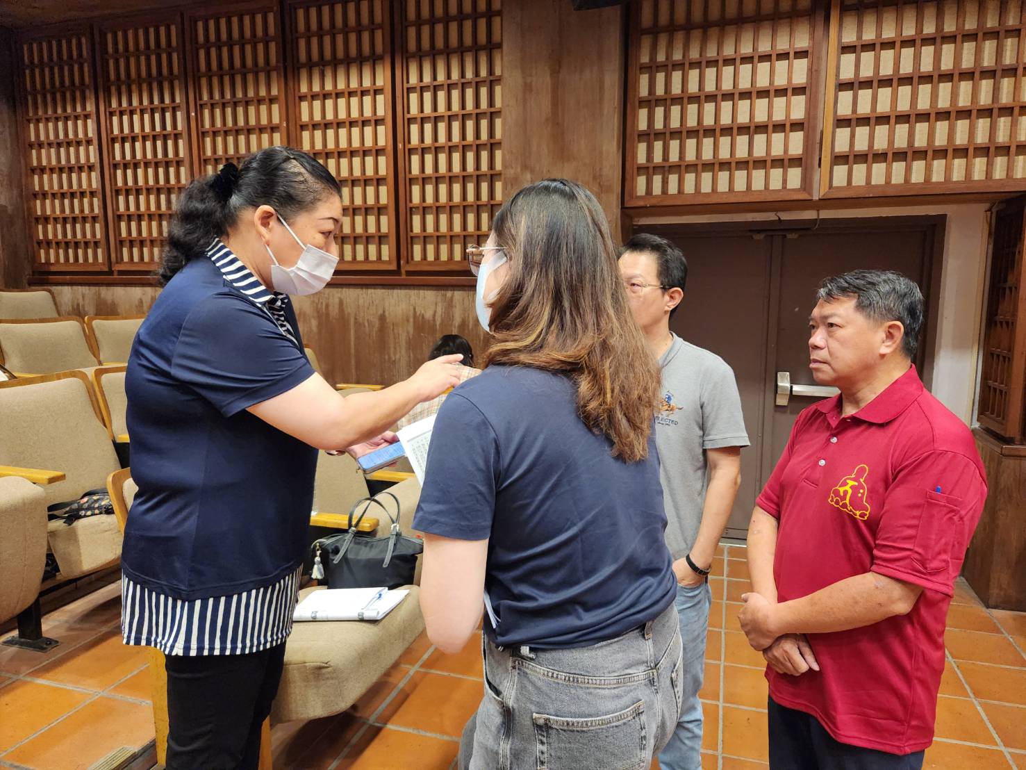 講師與業者討論