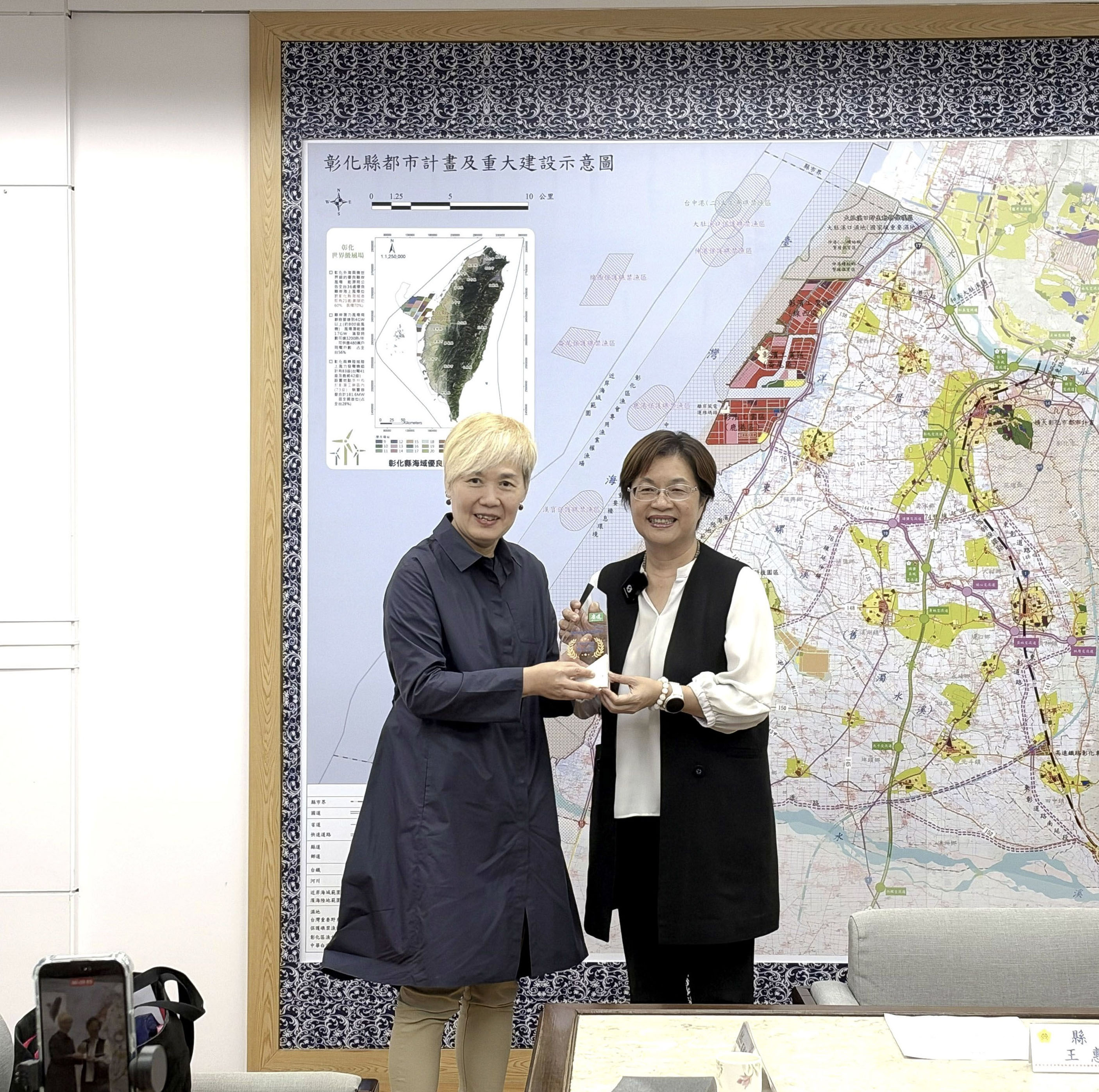 縣長及康健董事長合照