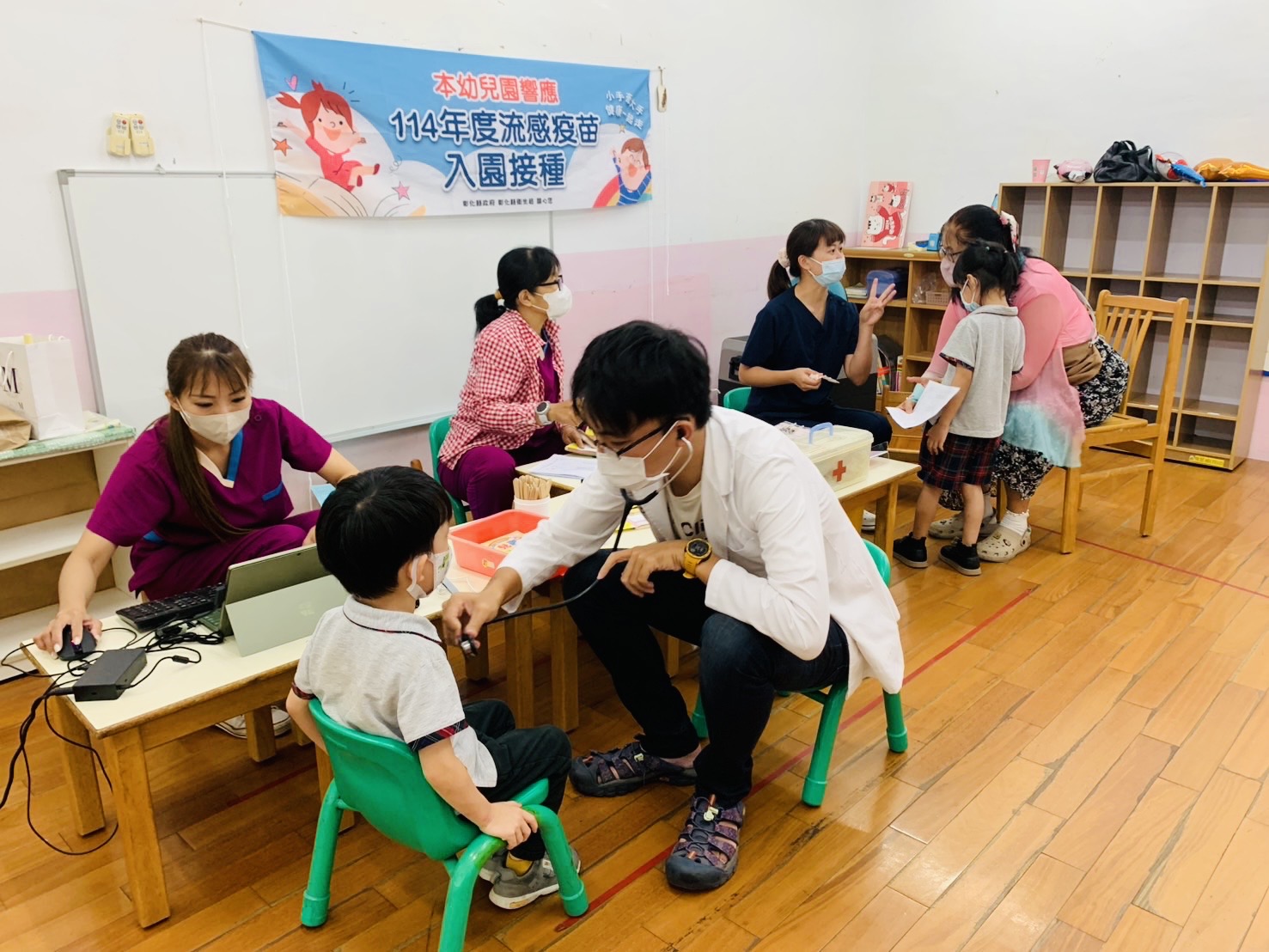 打針不哭哭!衛生局出奇招,卡通氣球棒陪寶貝勇敢接種-圖片2