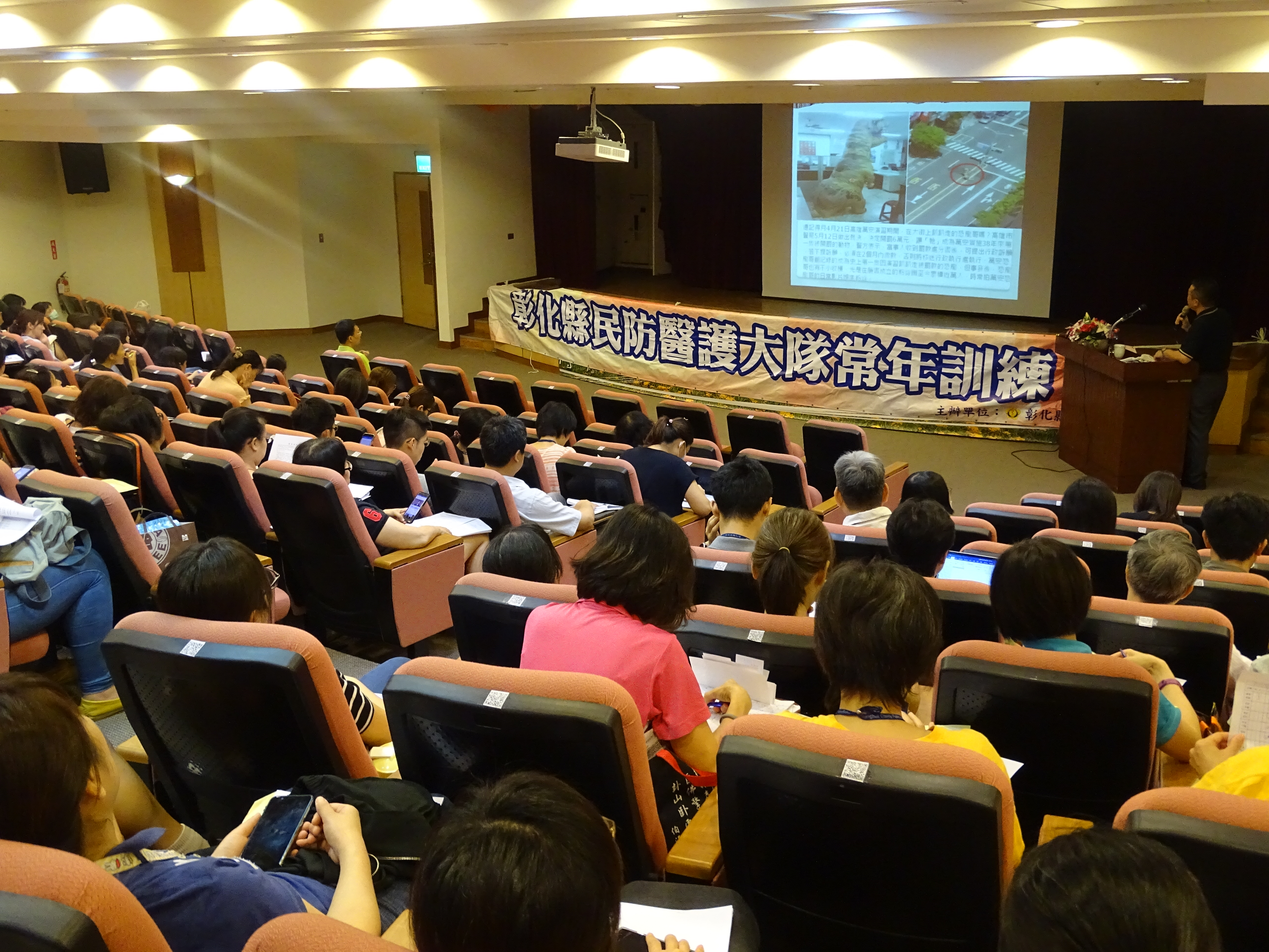 萬安演習，恐龍遊大街，請進警察局