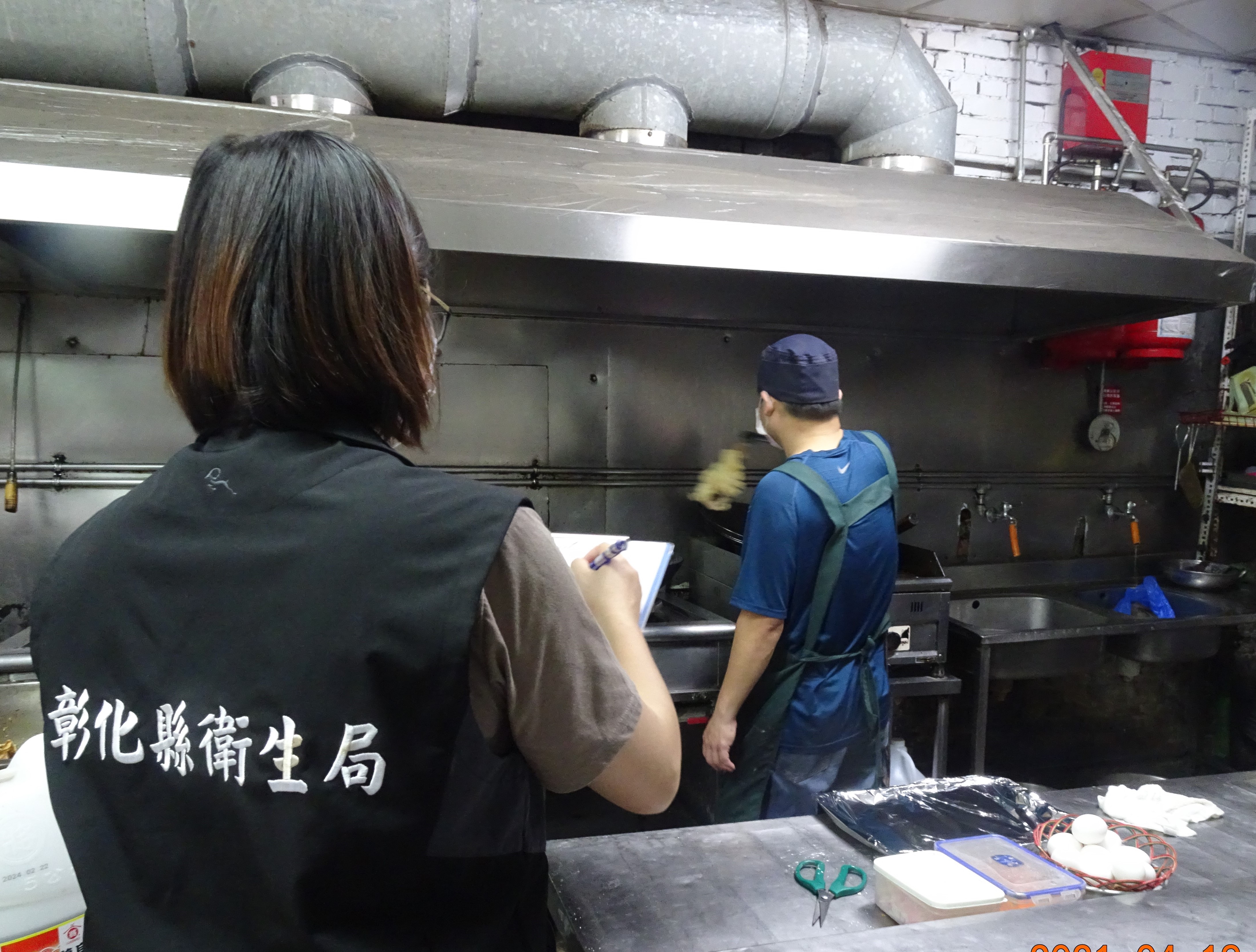 (圖為稽查人氣美食餐飲業者廚房實攝)