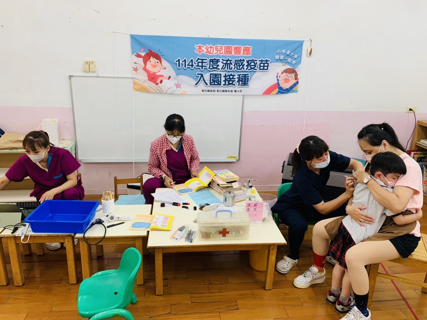 打針不哭哭!衛生局出奇招,卡通氣球棒陪寶貝勇敢接種-圖片4