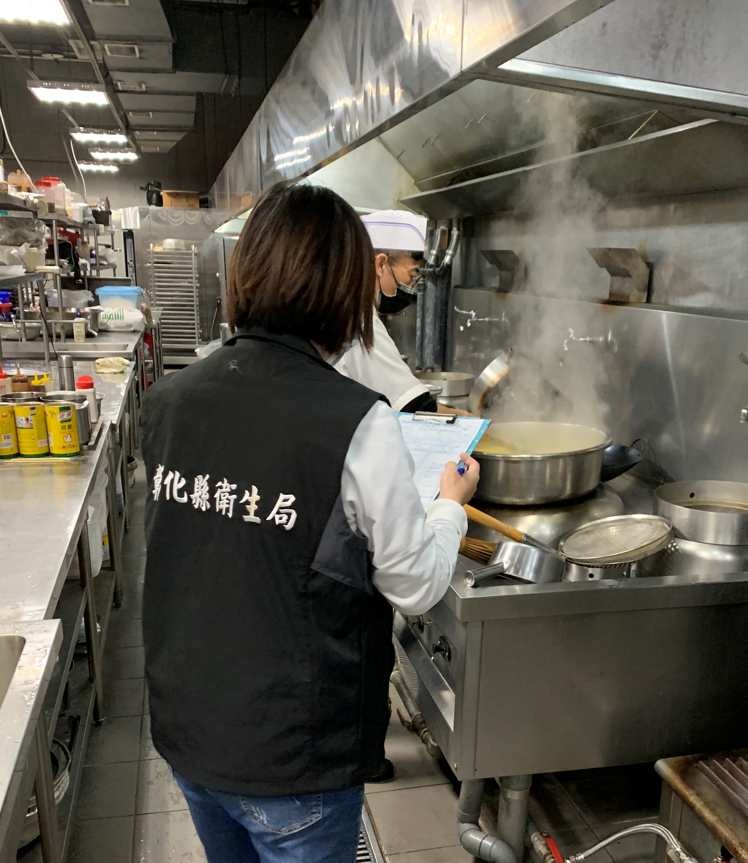 圖為稽查製作年菜餐飲業者實攝