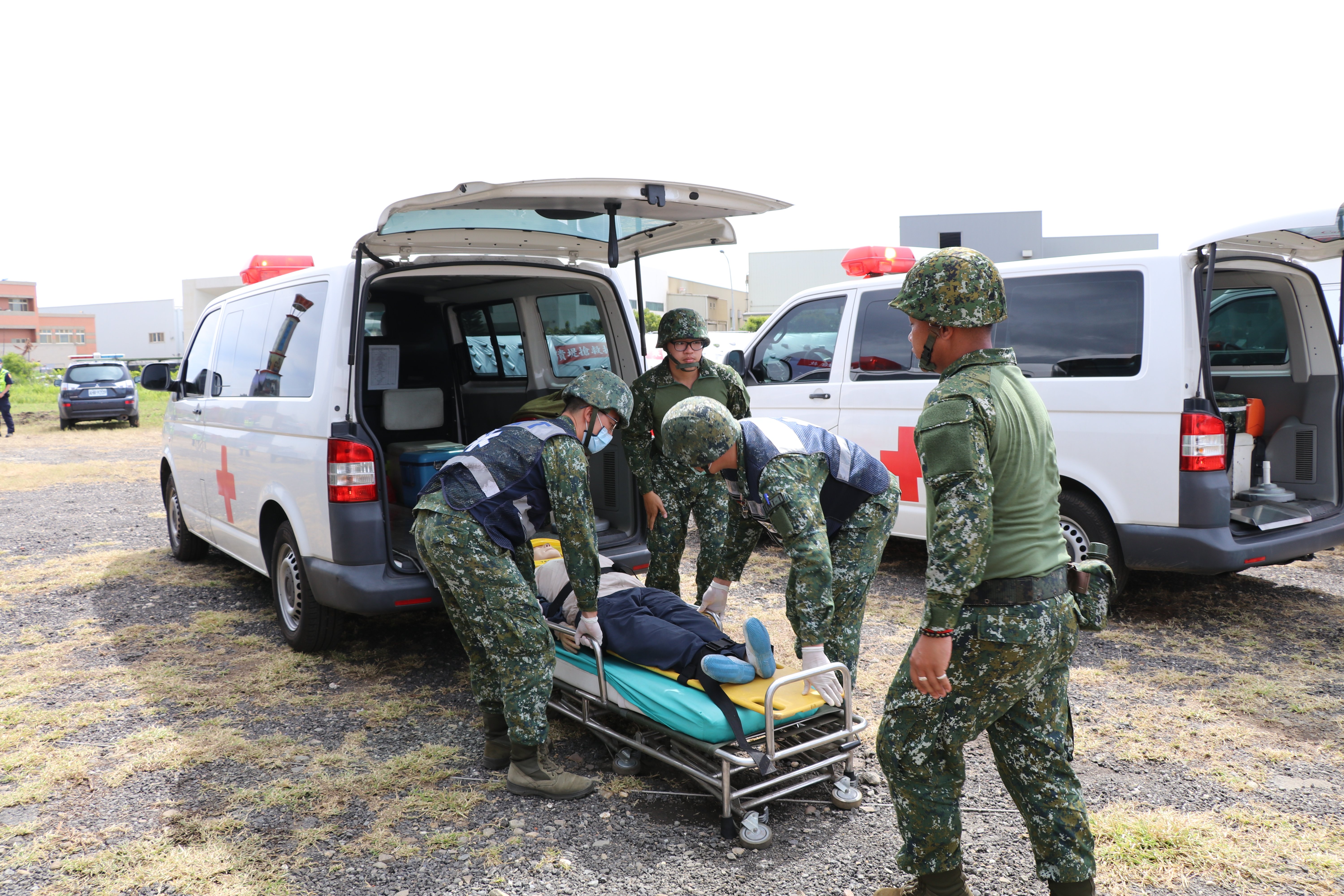 軍方救護車協助後送