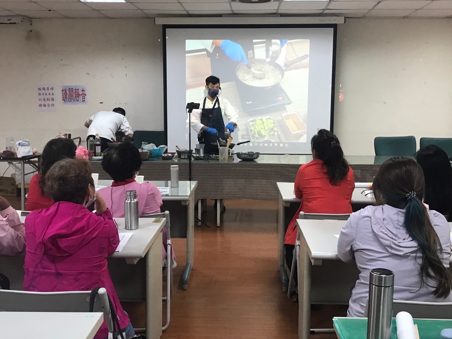 由林本修廚藝講師教導如何運用當季和在地食材,結合軟化技巧,製作美味菜餚。