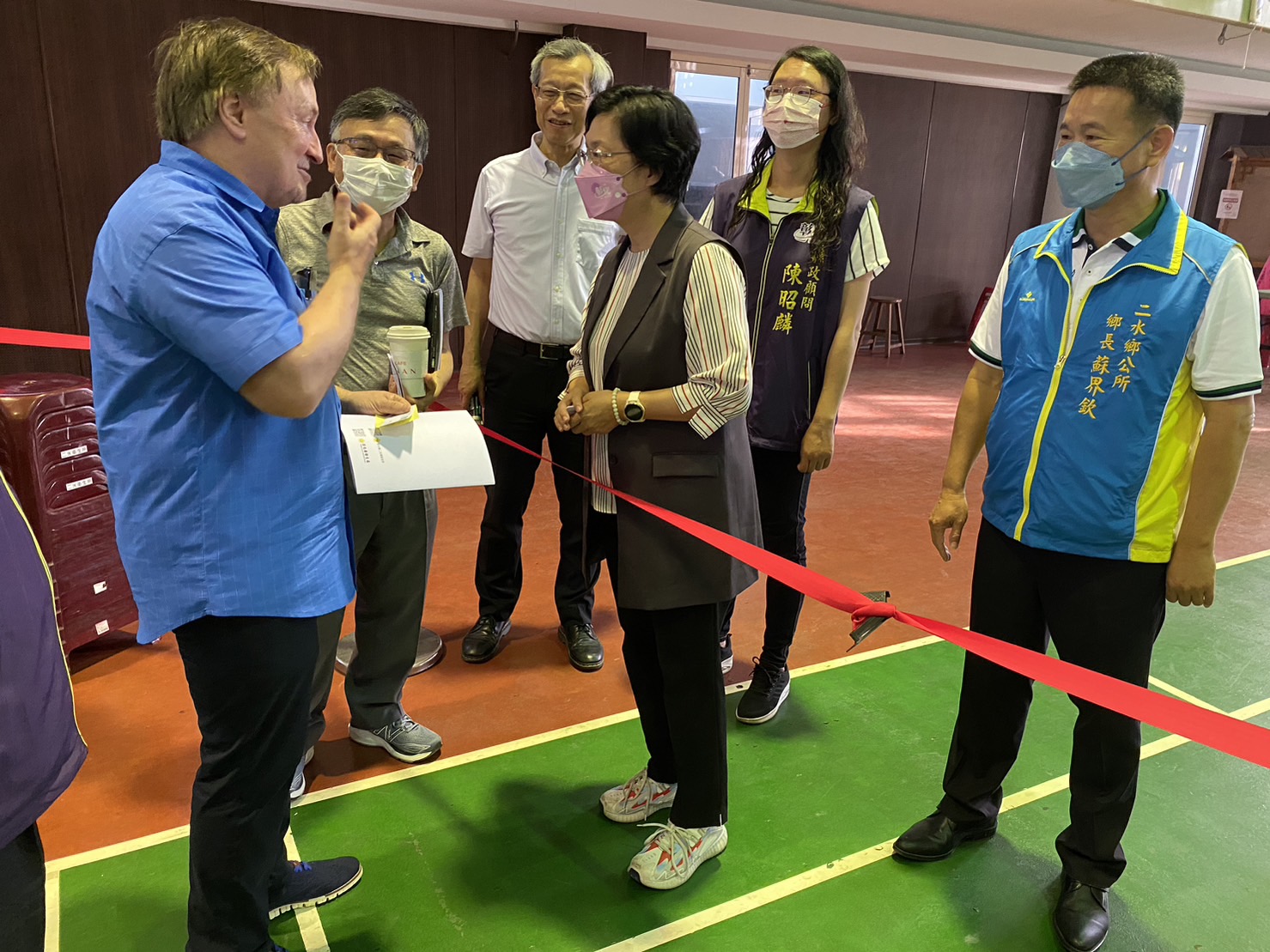 縣長與國外專家交談