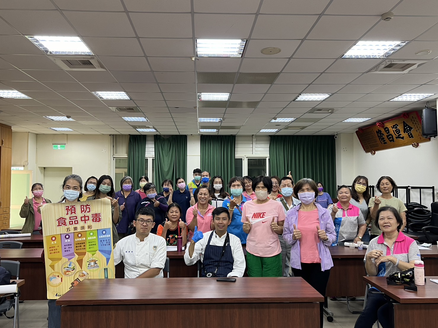此外,我們也宣導食品衛生安全,提供相關海報和洗手步驟貼紙,以促進食品衛生自主管理。期待透過培訓,推動社區朝健康軟質飲食、營養均衡和環境友善的目標邁進。