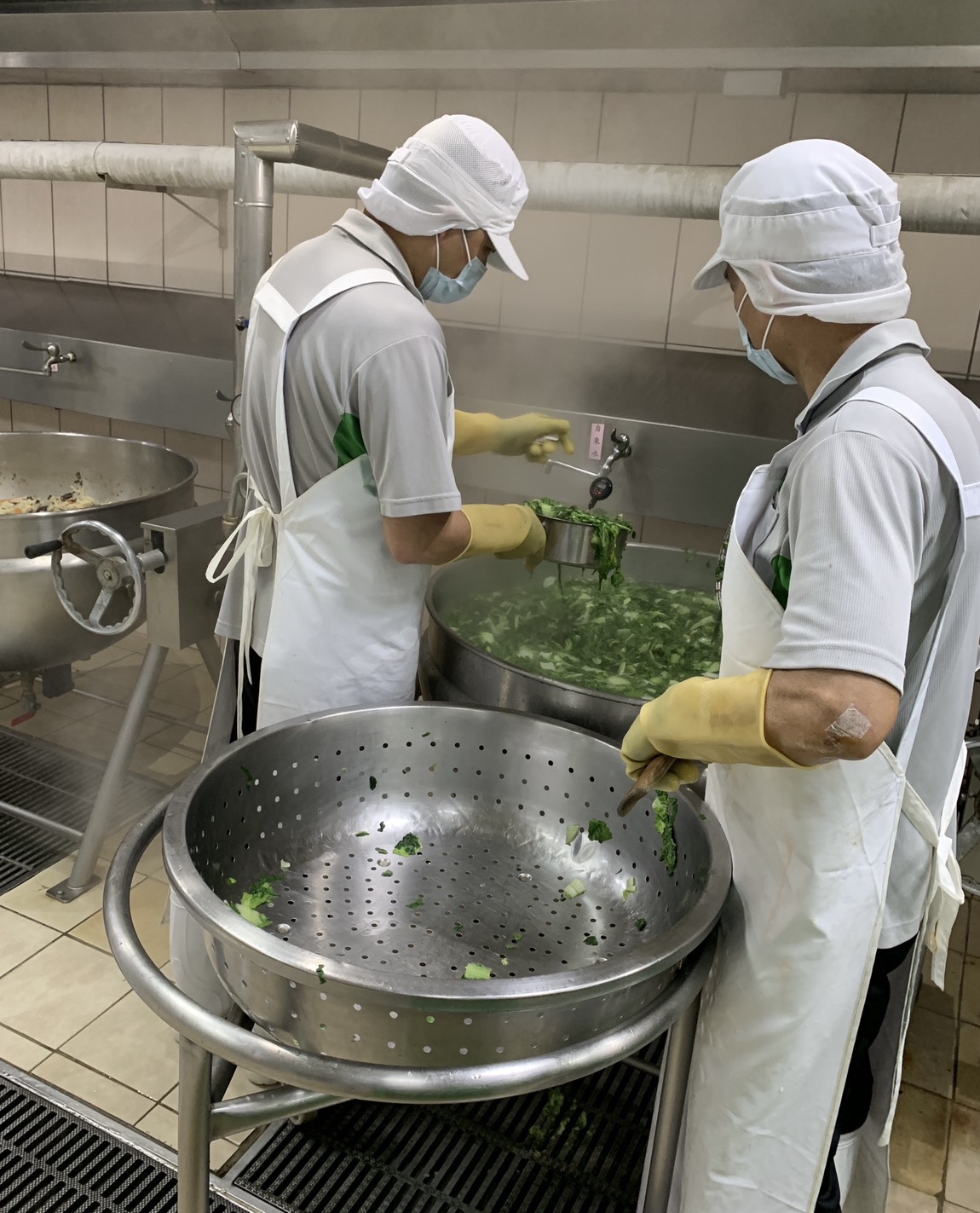 彰化縣衛生局持續辦理縣內學校自辦午餐廚房稽查，並抽驗當日菜餚成品進行微生物檢驗，確保校園午餐之供應符合食品良好衛生規範。 稽查重點包含：作業場所環境及設備應保持清潔並實施有效之病媒防治措施；烹調人員應穿戴整潔工作衣帽及口罩，不得有污染食品之行為，並要求每年供膳體檢及確認每日開工前健康狀況；食品製程須防止生熟食交叉污染，並落實食材來源追溯管理及午餐留樣等措施。