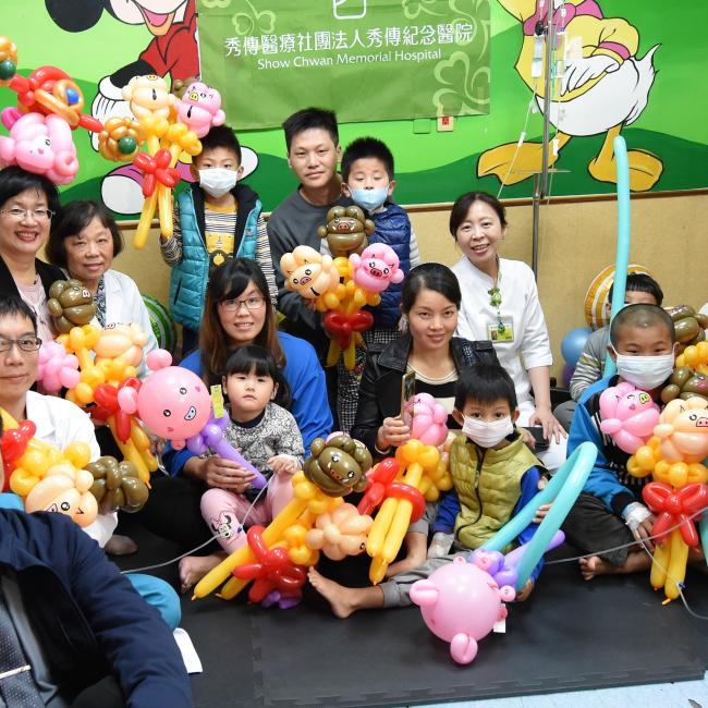 Before the Chinese New Year,The county mayor told three little pig story, sang little stars