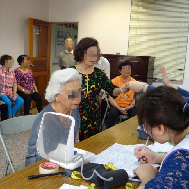 彰化市永安社區與彰化市金齡關懷協會合作篩檢照片