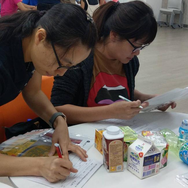 校護認真學習標示糖成分
