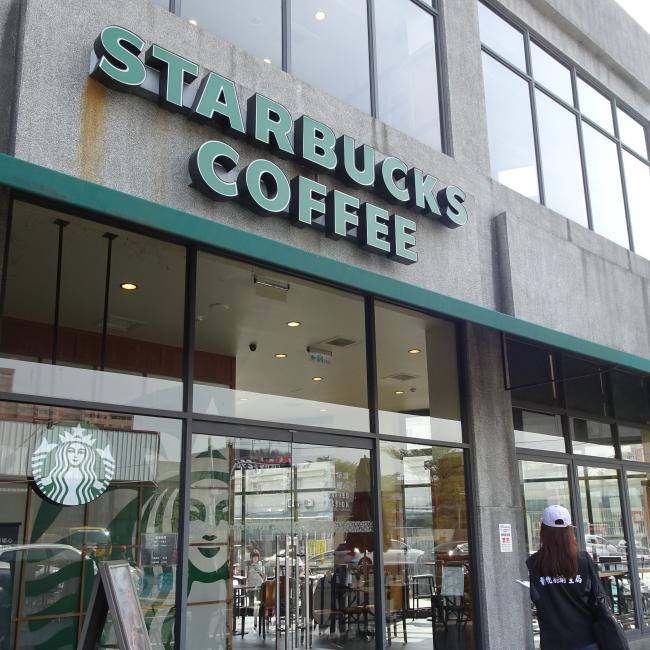 109年2月14日實施連鎖便利商店、咖啡店及速食店之騎樓及庇廊全面禁菸 連鎖咖啡店騎樓全面禁菸稽查