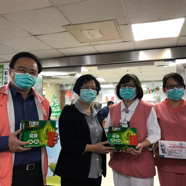 縣長慰問武漢肺炎疫情第一線醫護人員 縣長慰問武漢肺炎疫情第一線醫護人員並宣布:彰化縣自即日起於各大醫院,提供特殊醫療需要的病人口罩,以方便民眾持續就醫