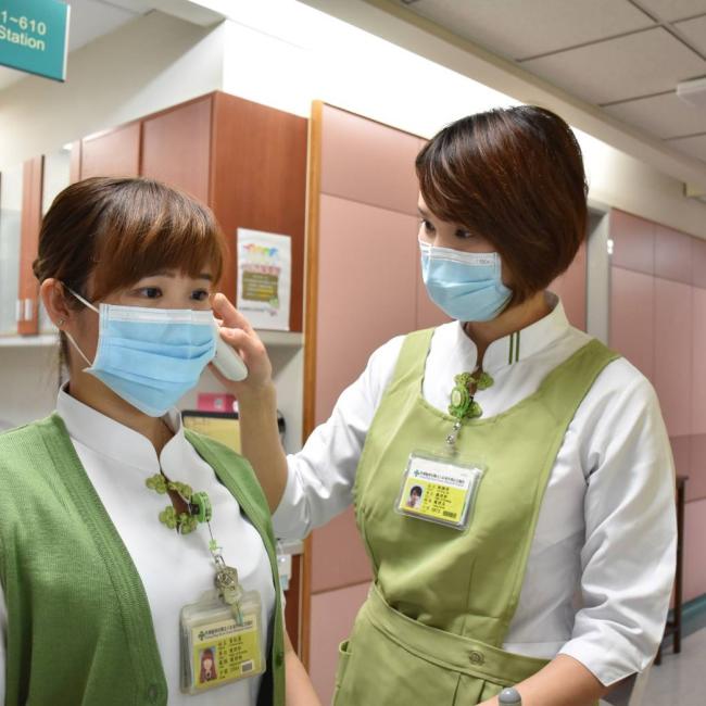 同住家人為居家隔離/檢疫者，應限制員工之工作範圍並持續健康監測