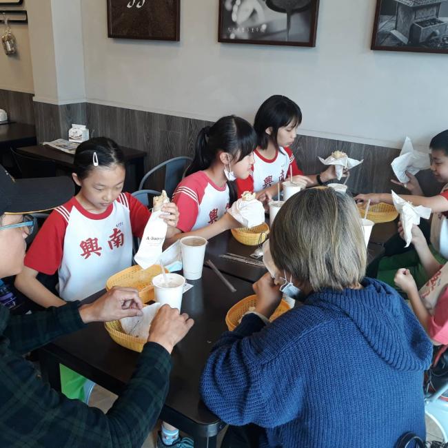小學生到店用餐覺得很特別又美味