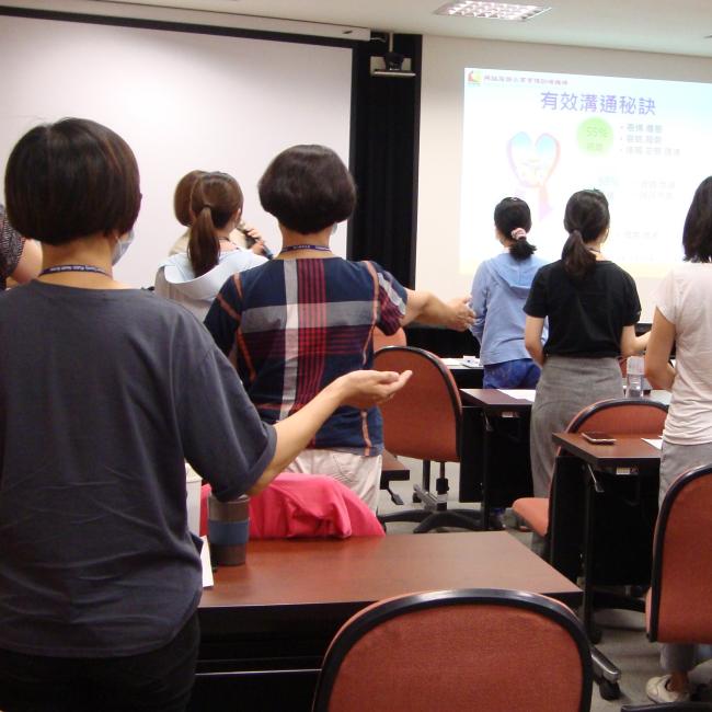 五指併攏引導 互動式上課過程,講師要學員們作出「引導」的姿勢。