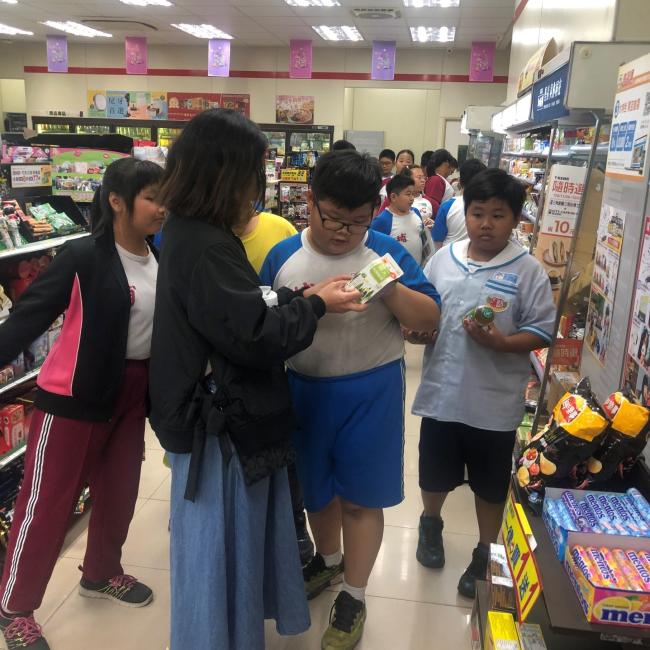 學生在便利商店看飲料標示含糖量 學生在便利商店看飲料標示含糖量