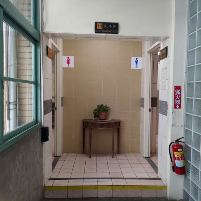 本次提案成果之一，新增廁所標示牌使方向更清楚