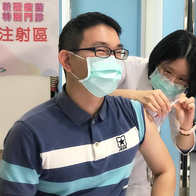 醫師接種新冠疫苗 醫師接種新冠疫苗