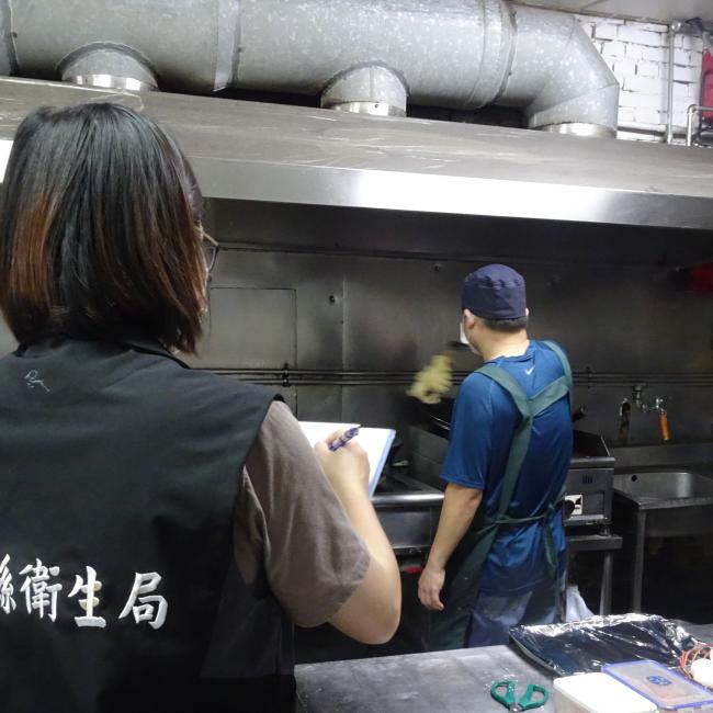 (圖為稽查人氣美食餐飲業者廚房實攝)